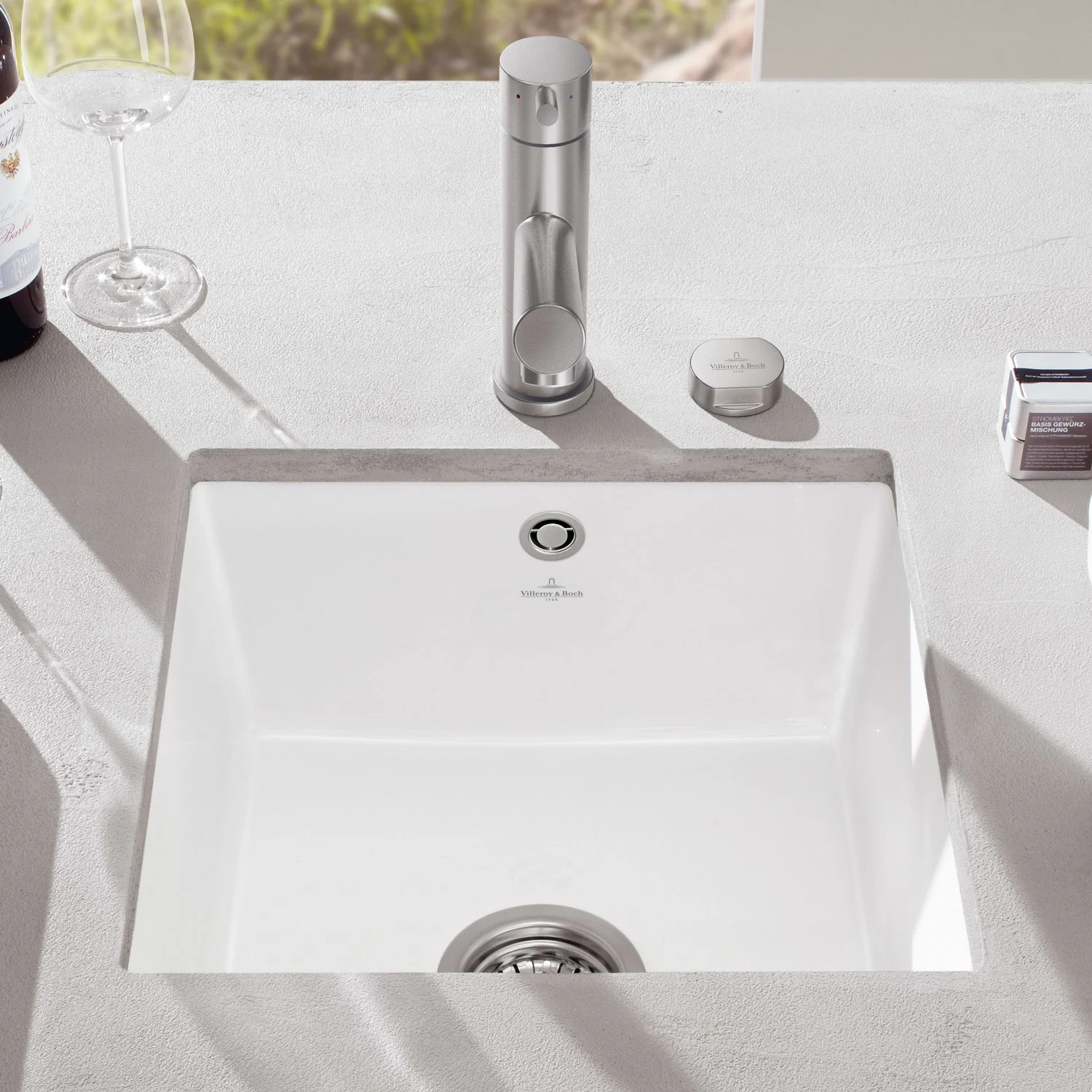 Zlewozmywak ceramiczny z baterią w zbliżeniu, Villeroy & Boch