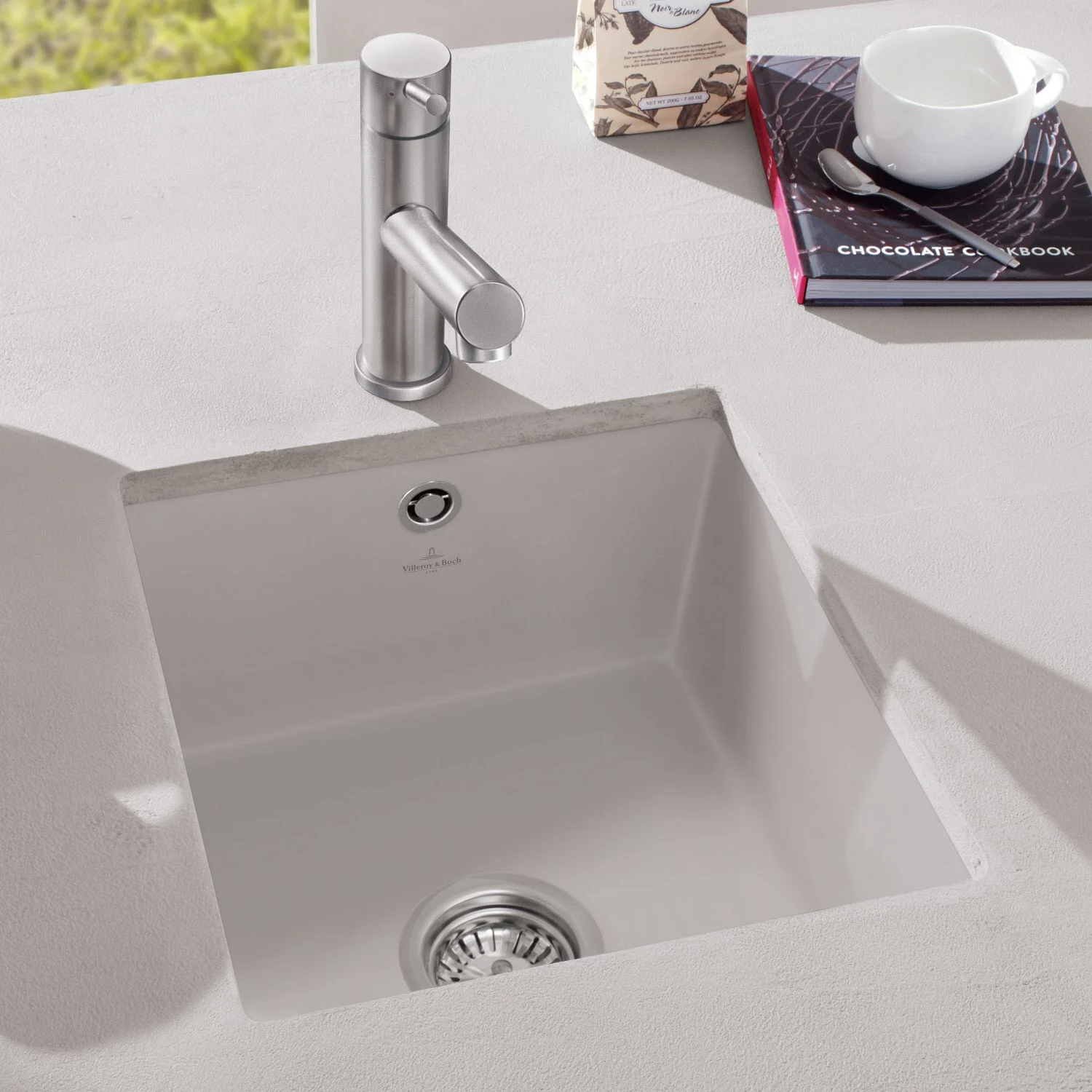 Biały zlew podwieszany z baterią w kuchni, Villeroy & Boch