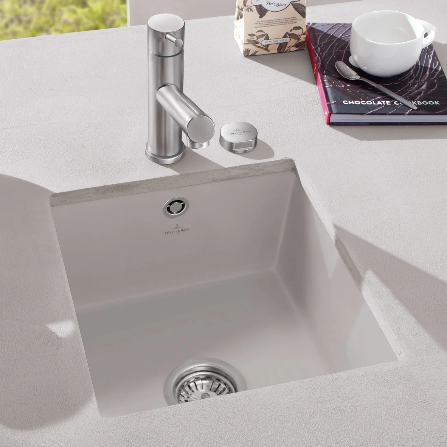 Biały zlew podwieszany z baterią w kuchni, Villeroy & Boch