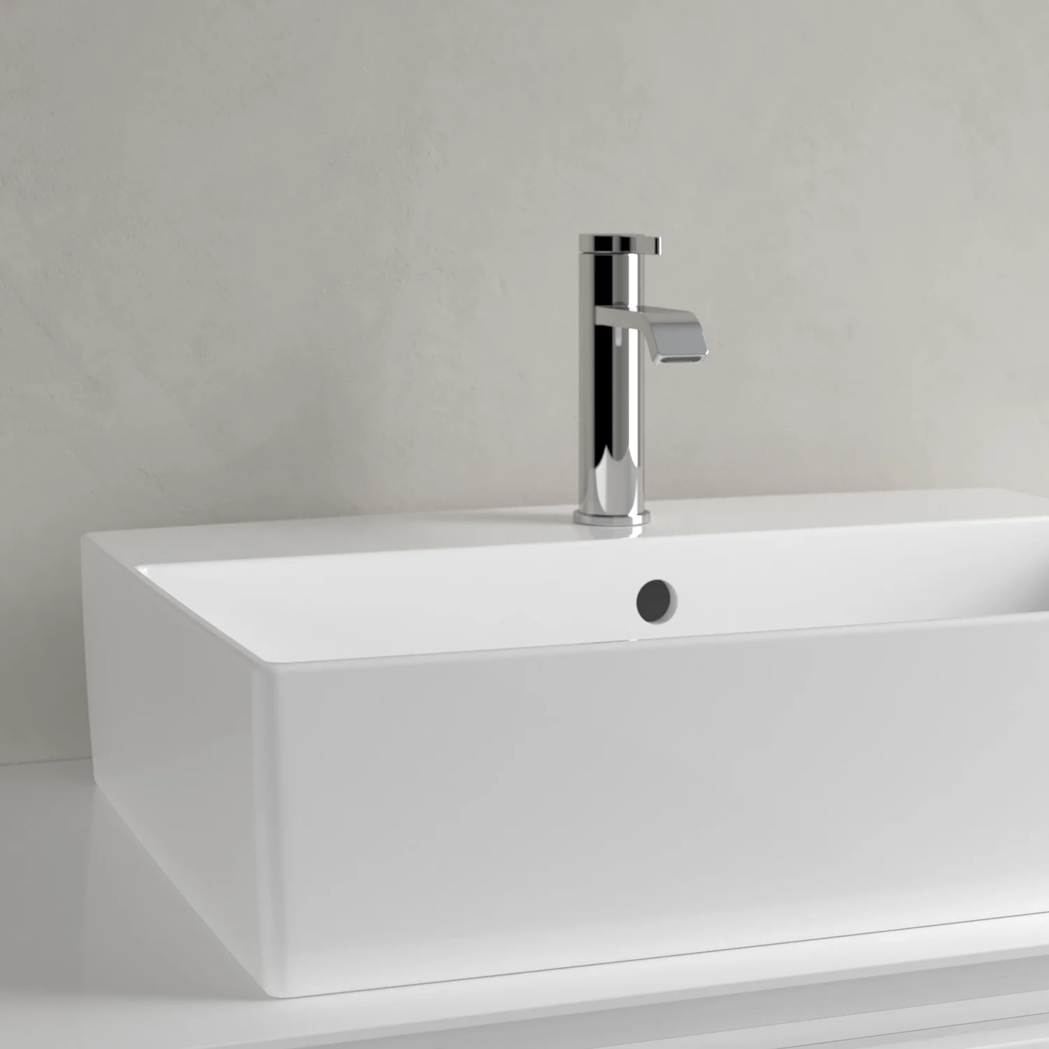 Zbliżenie białej umywalki z baterią, Villeroy & Boch