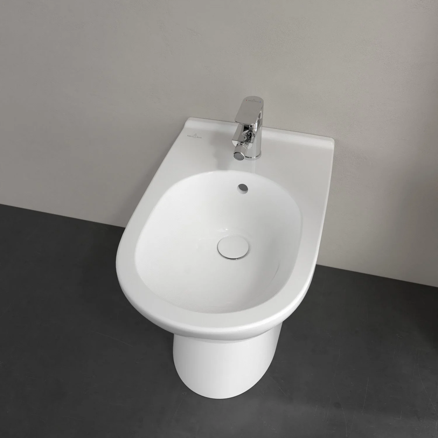 Zbliżenie białego bidetu stojącego z baterią, Villeroy & Boch