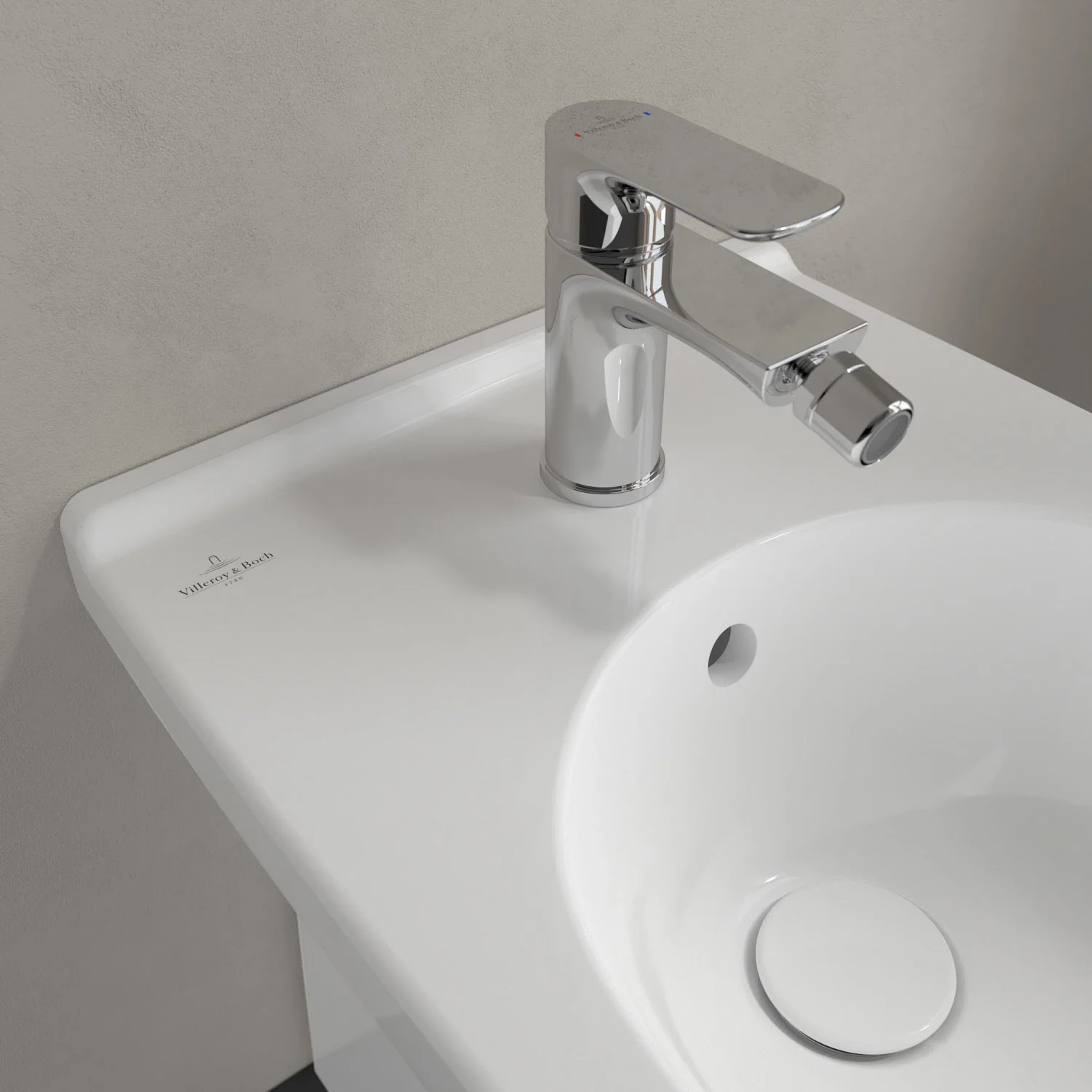 Zbliżenie białego bidetu ściennego z baterią, Villeroy & Boch