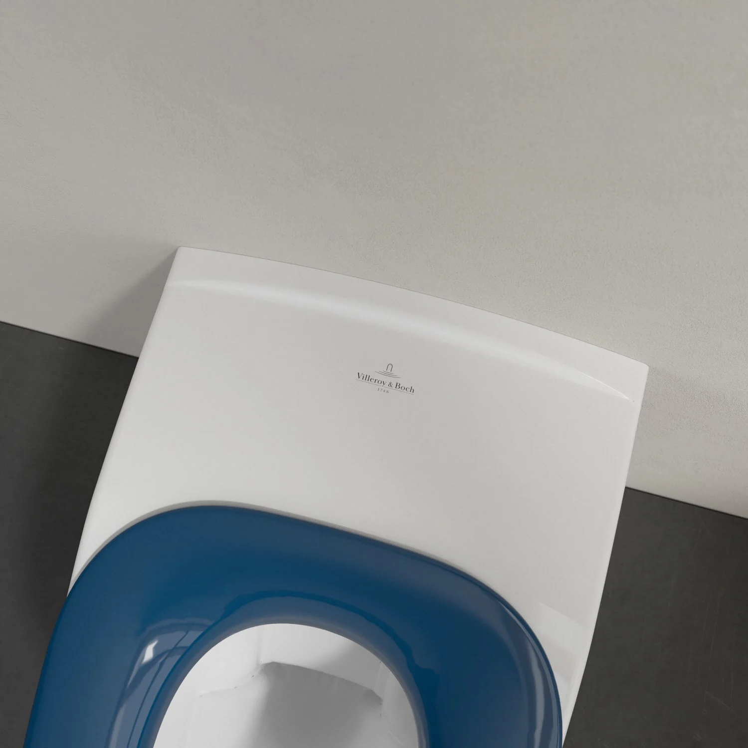 Toaleta dziecięca z niebieskim siedziskiem w łazience, Villeroy & Boch