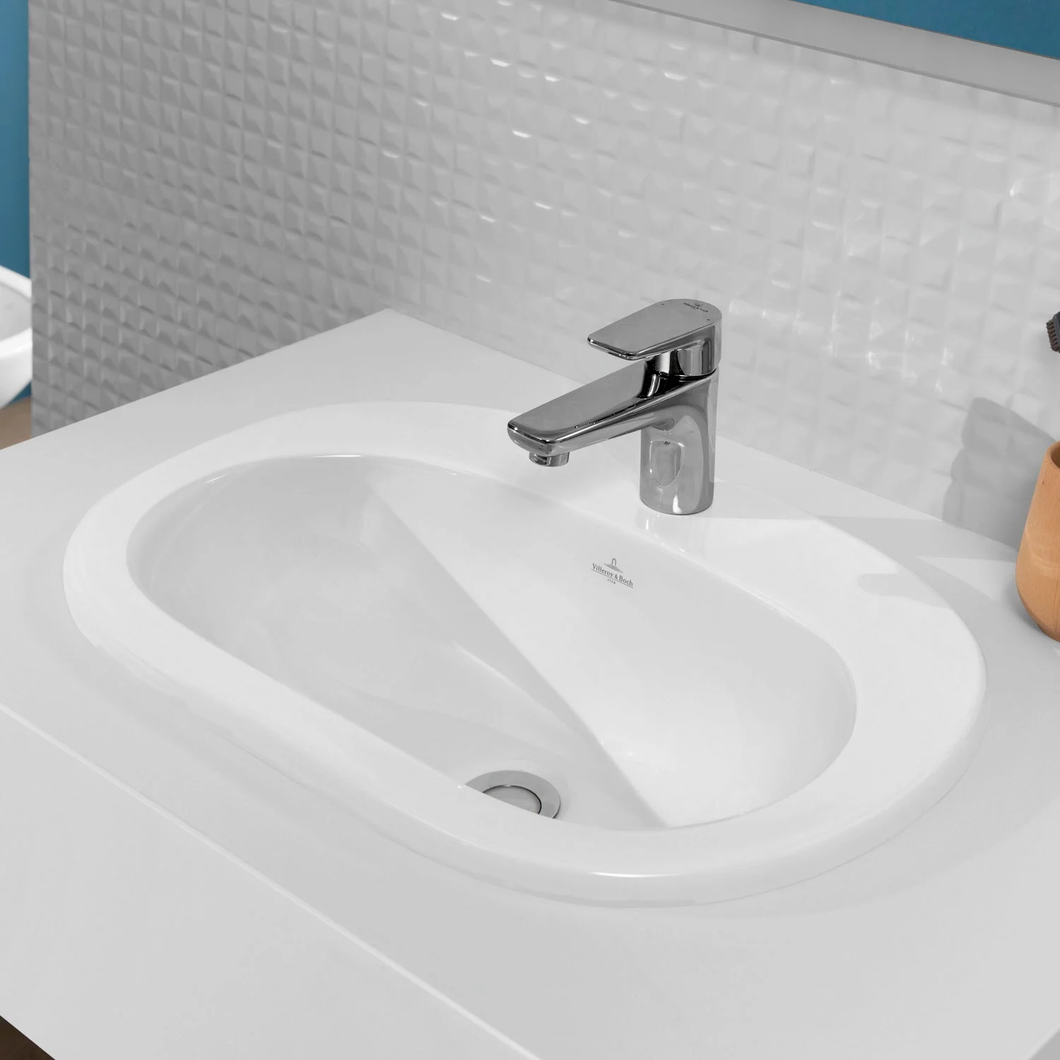 Wbudowana umywalka z baterią w zbliżeniu, Villeroy & Boch