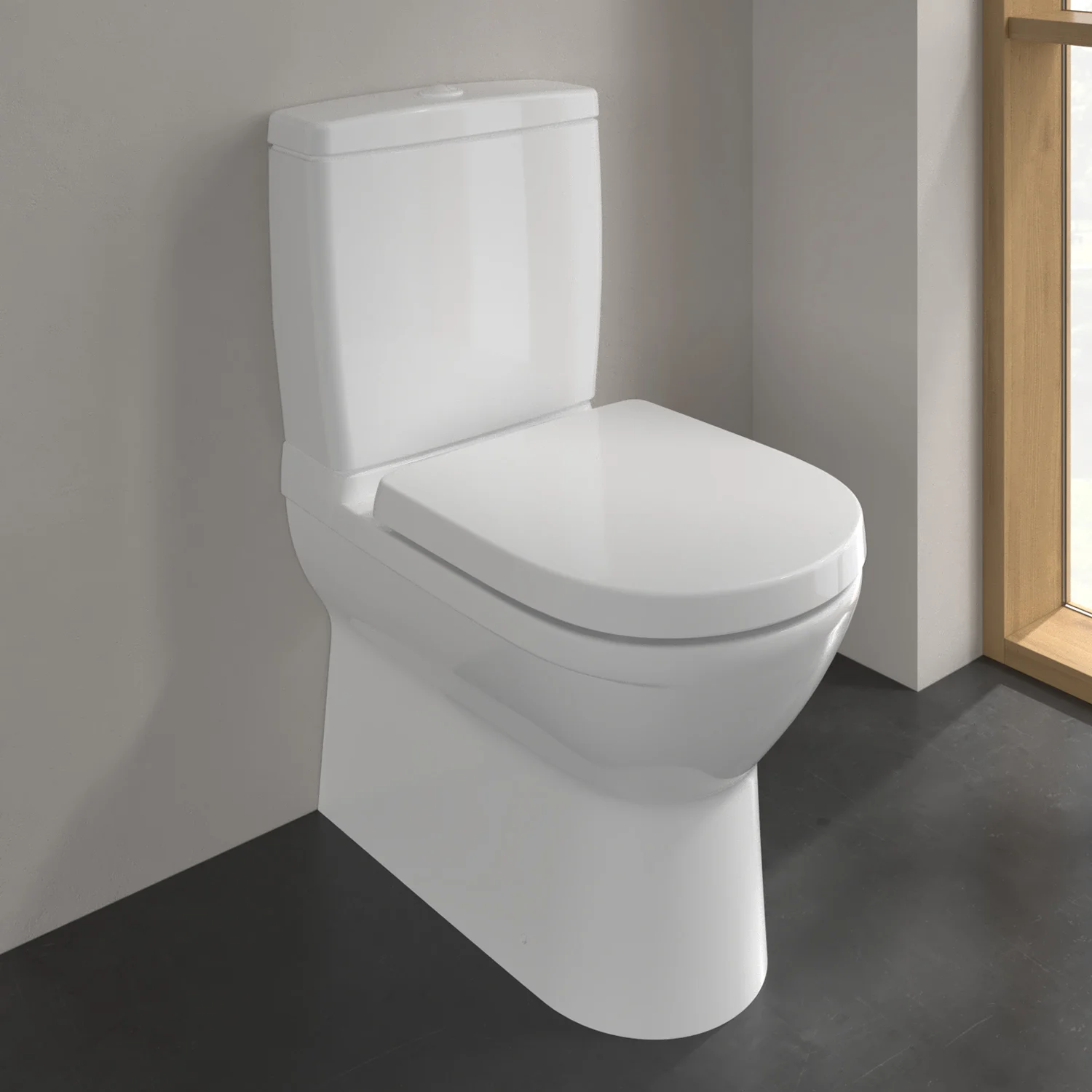 Biała toaleta przed oknem w łazience, Villeroy & Boch