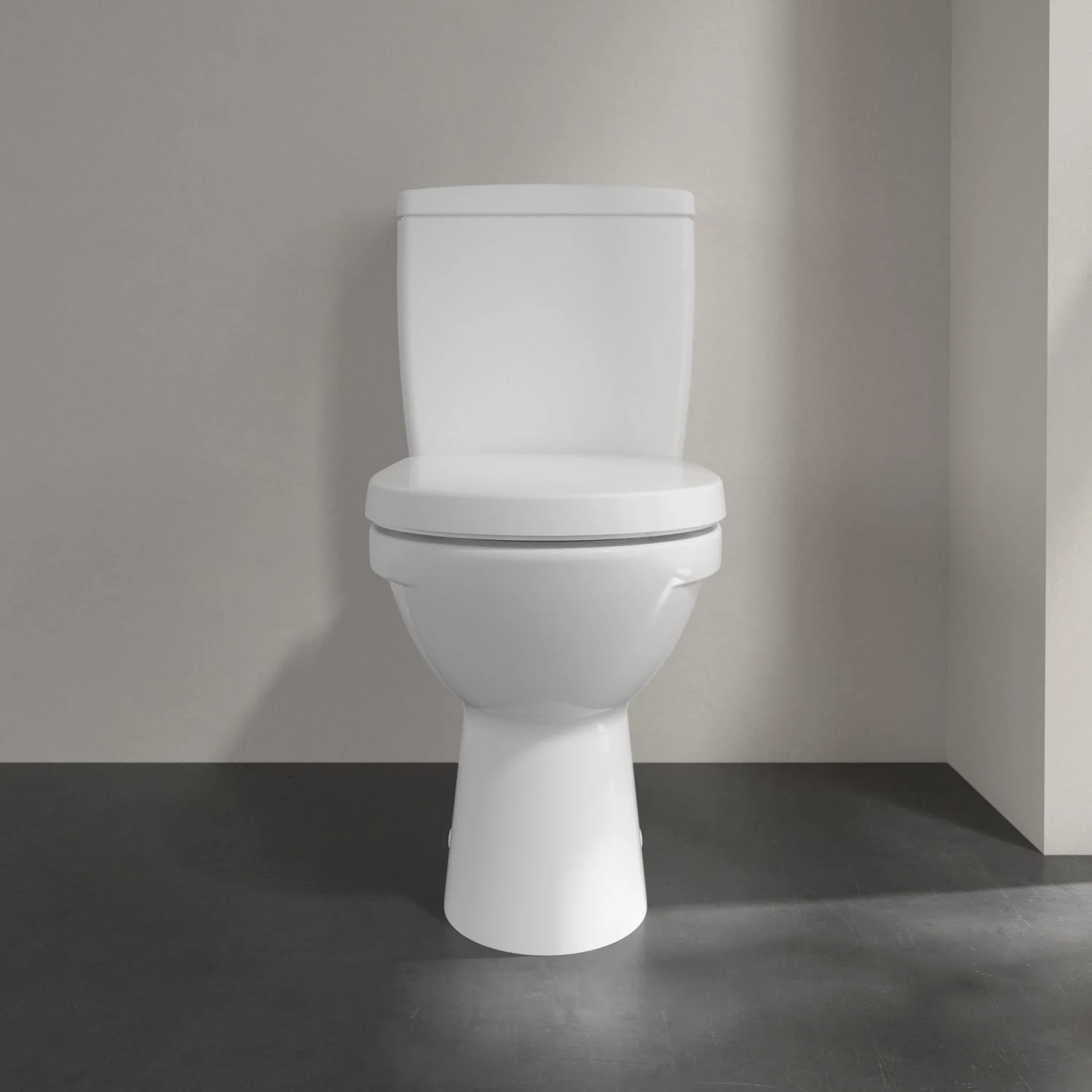 Biała toaleta z bliska na tle szarej ściany, Villeroy & Boch