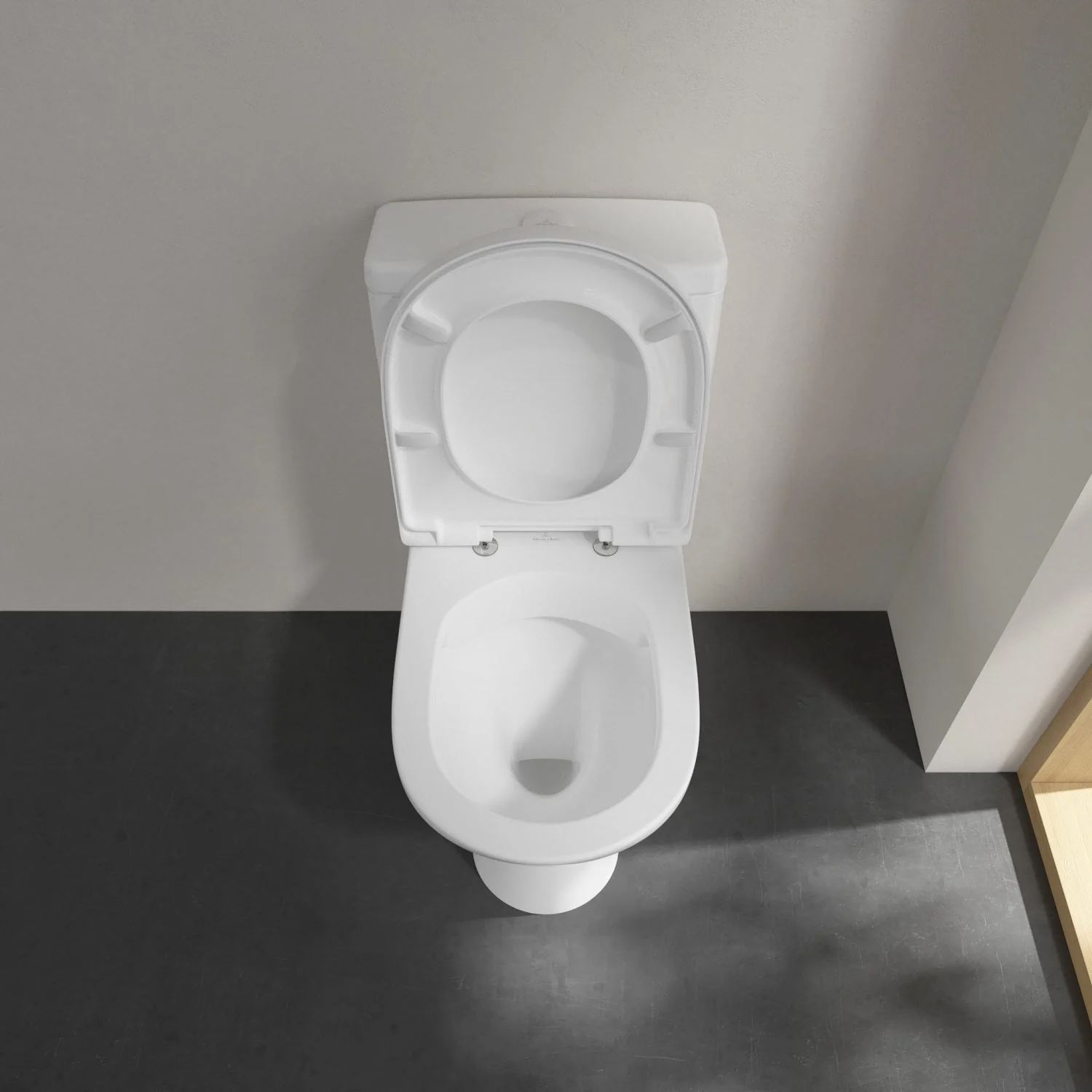 Otwarta pokrywa sedesu stojącego w łazience, Villeroy & Boch