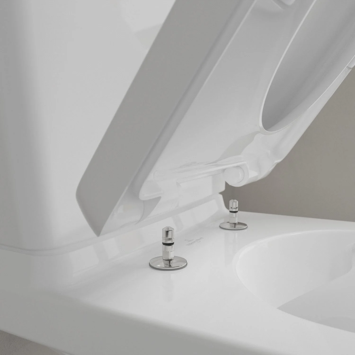Zbliżenie białej toalety stojącej z otwartą pokrywą, Villeroy & Boch