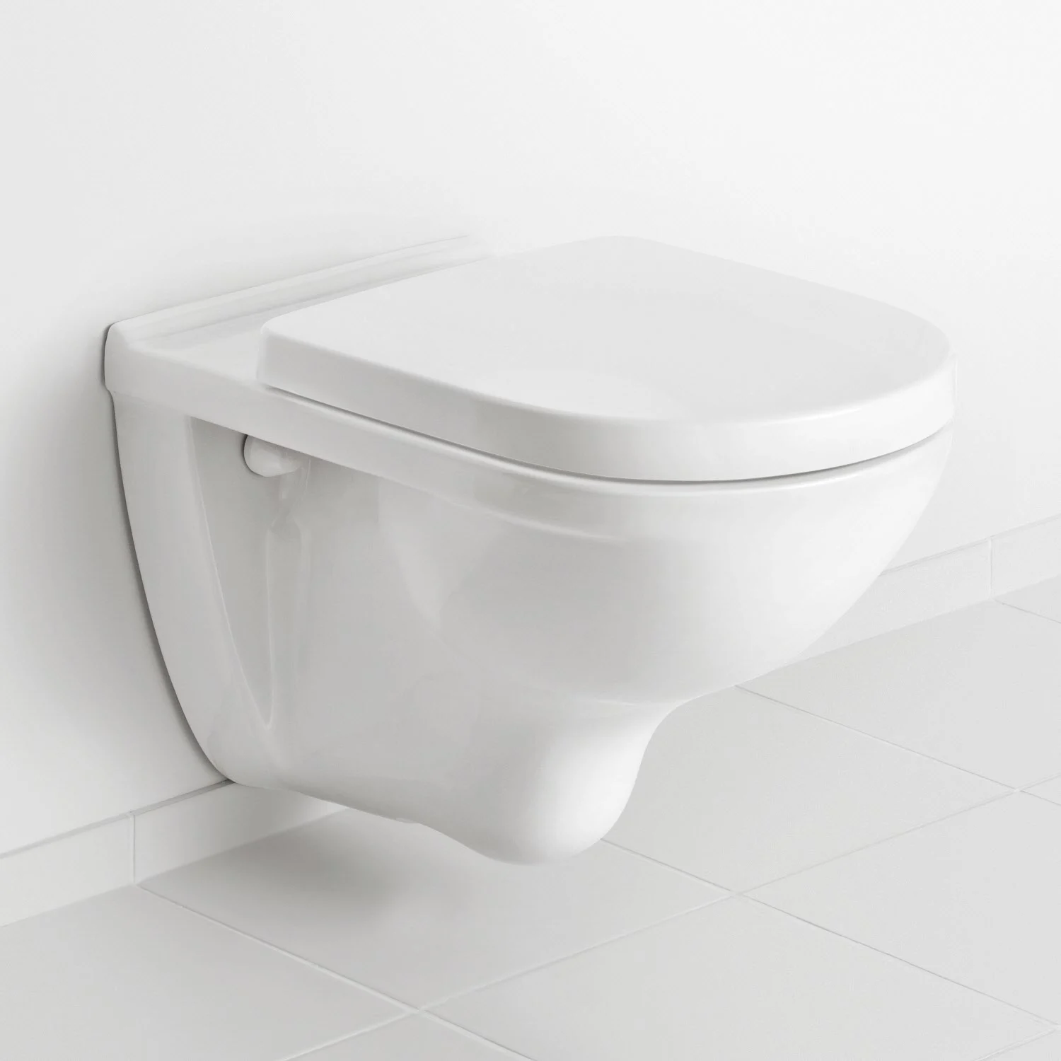 Toaleta wisząca w białej łazience, Villeroy & Boch