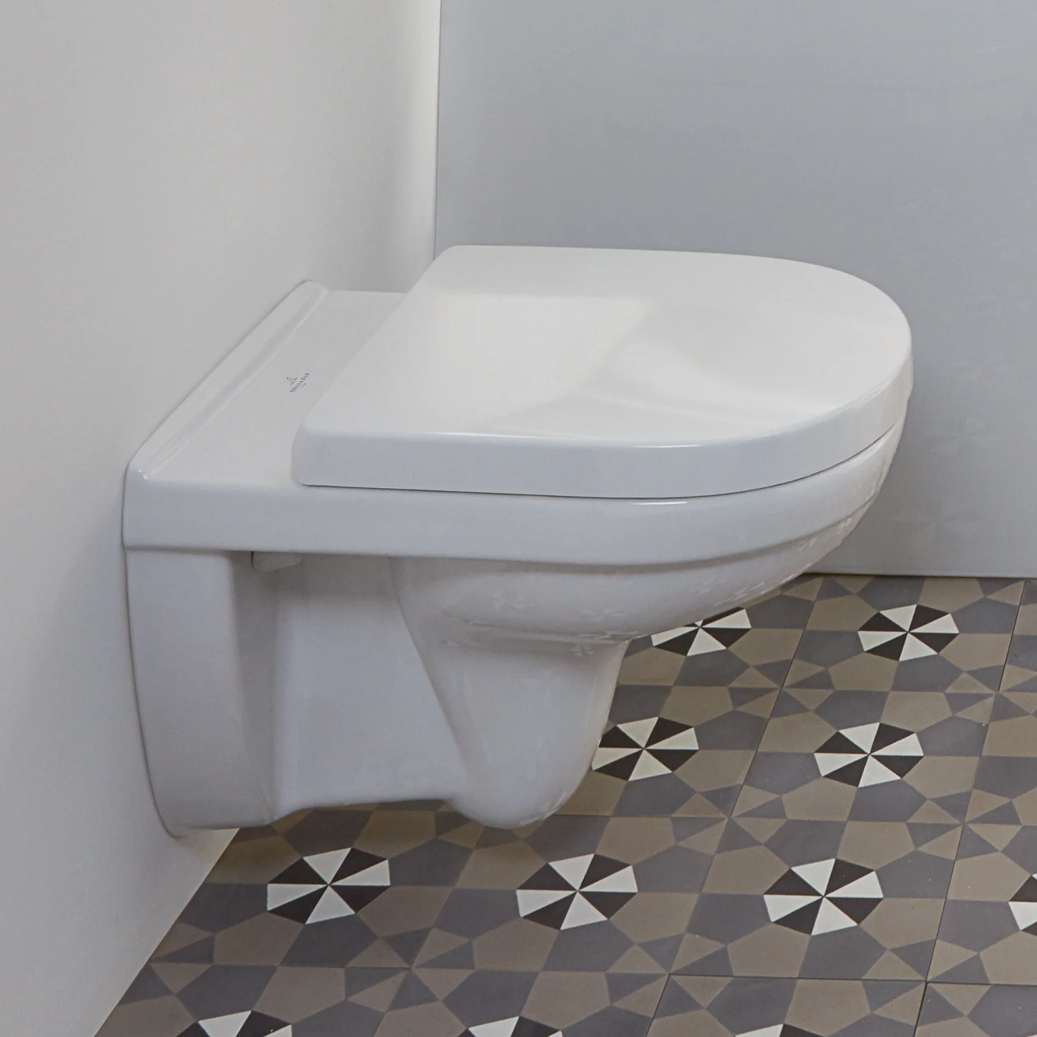 Toaleta na kafelkowanej ścianie w nowoczesnej łazience, Villeroy & Boch