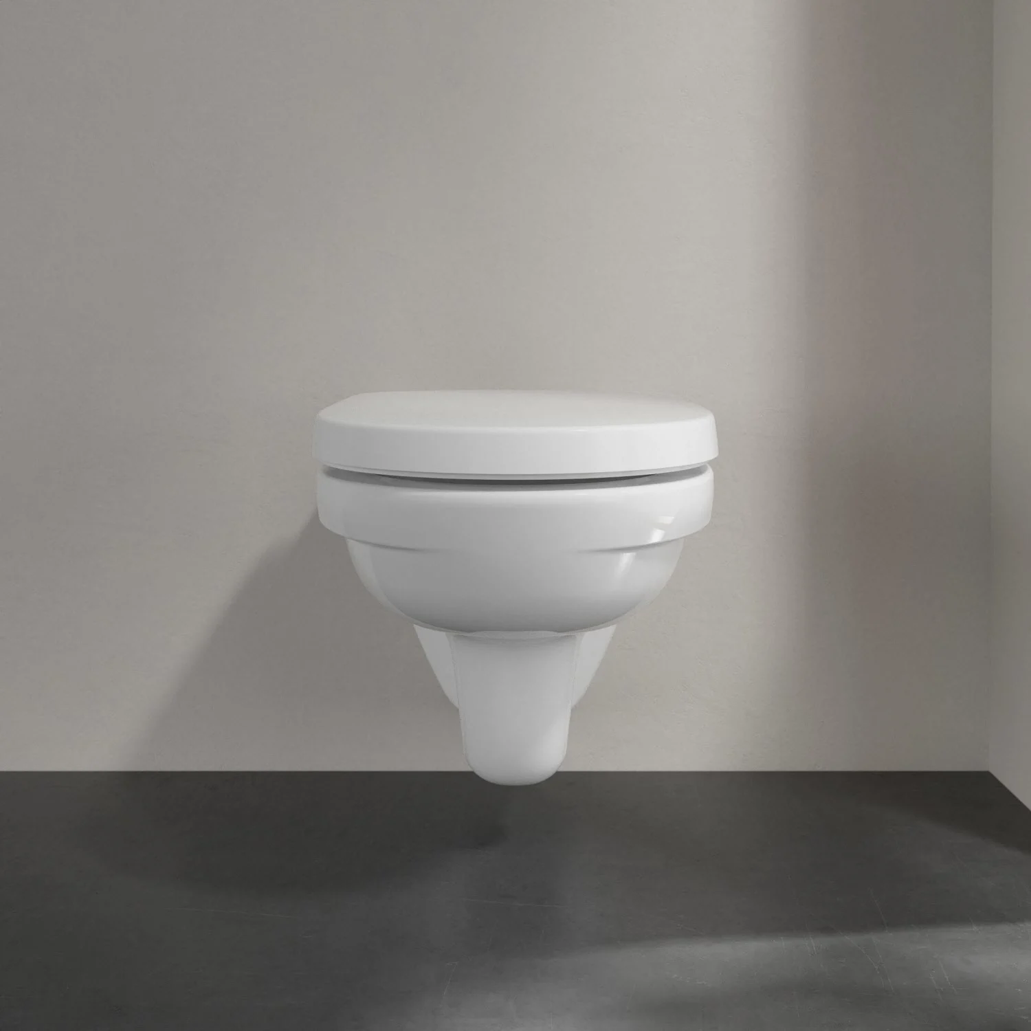 Widok z boku zamkniętej toalety w nowoczesnej łazience, Villeroy & Boch