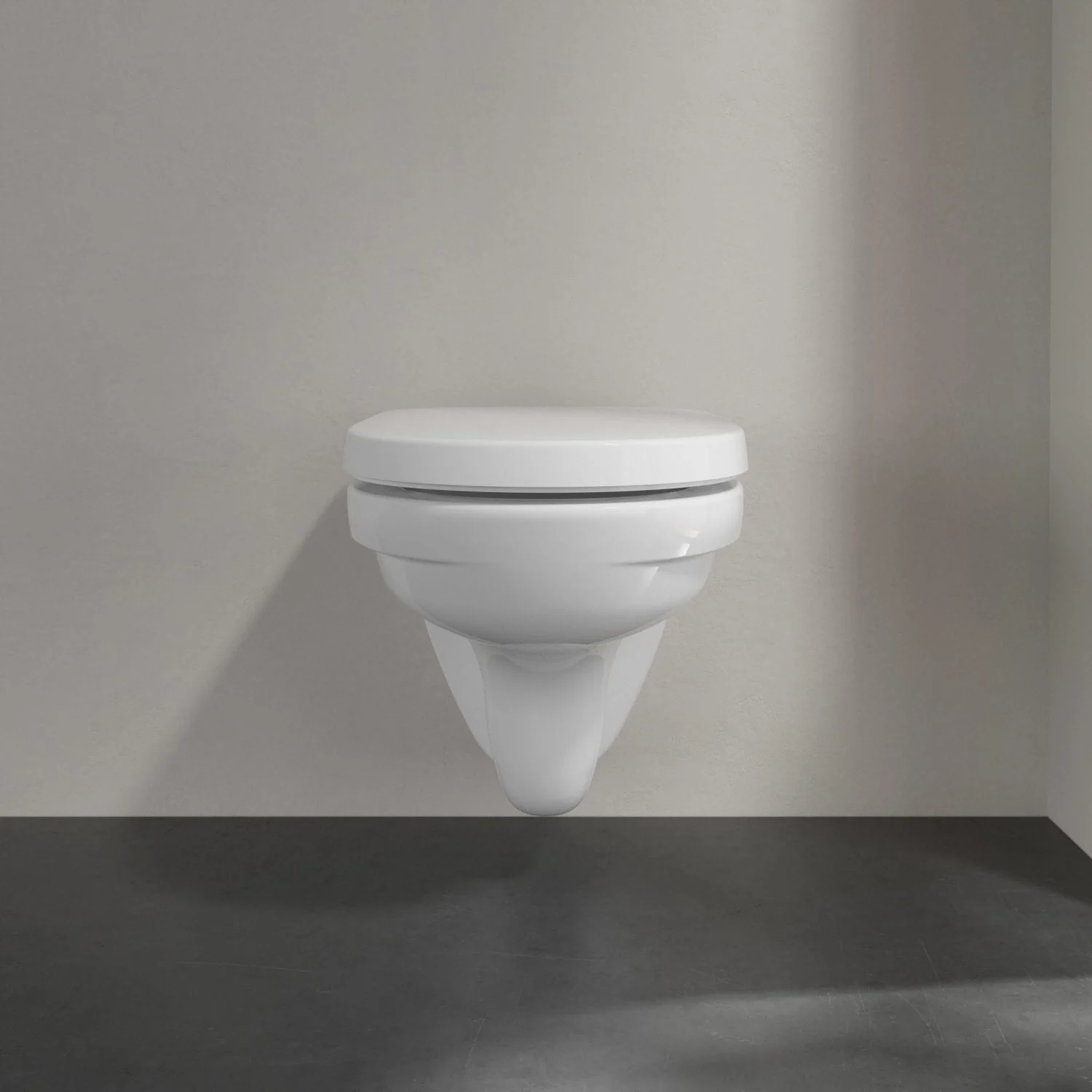 Biała toaleta wisząca z bliska na tle szarej ściany, Villeroy & Boch