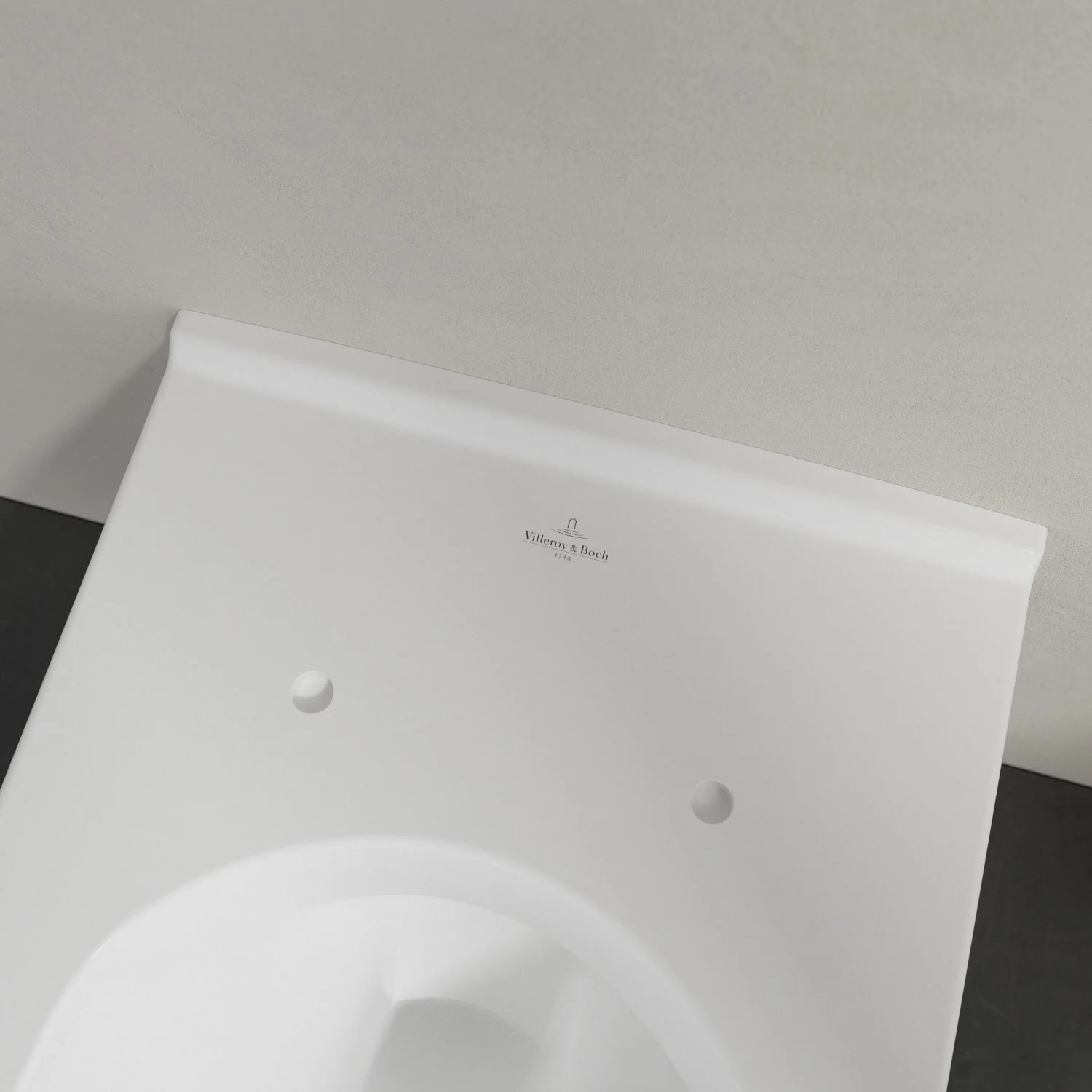 Zbliżenie białej toalety wiszącej od góry, Villeroy & Boch