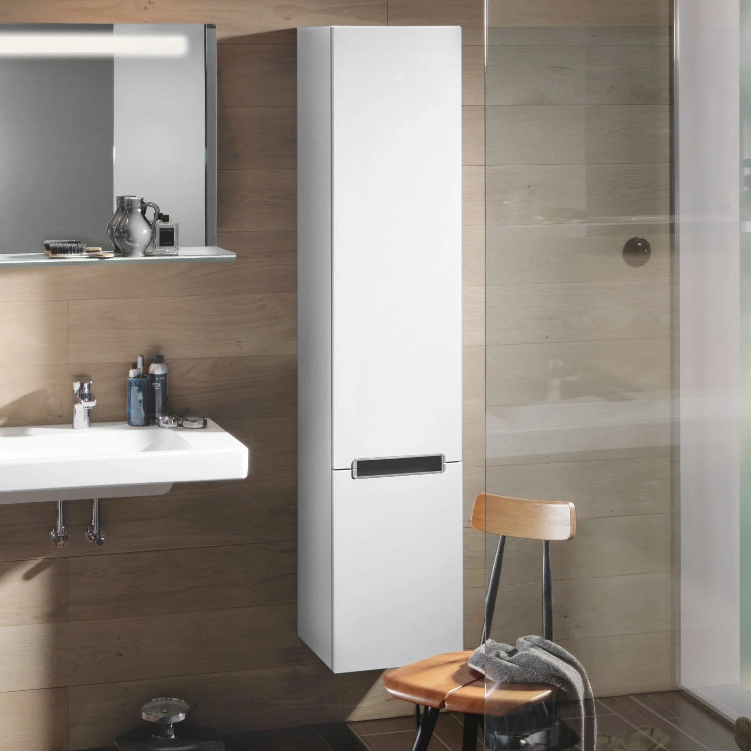 Biała wysoka szafka w nowoczesnej łazience, Villeroy & Boch