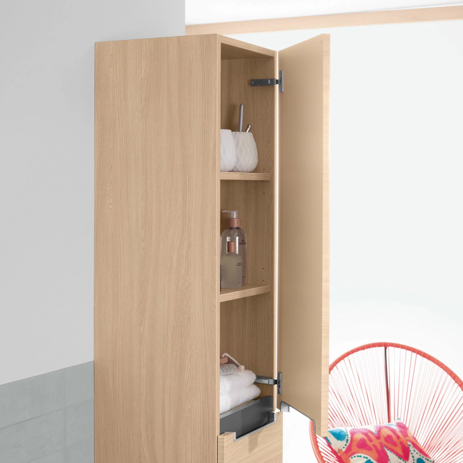 Otwarta drewniana szafka z półkami w łazience, Villeroy & Boch