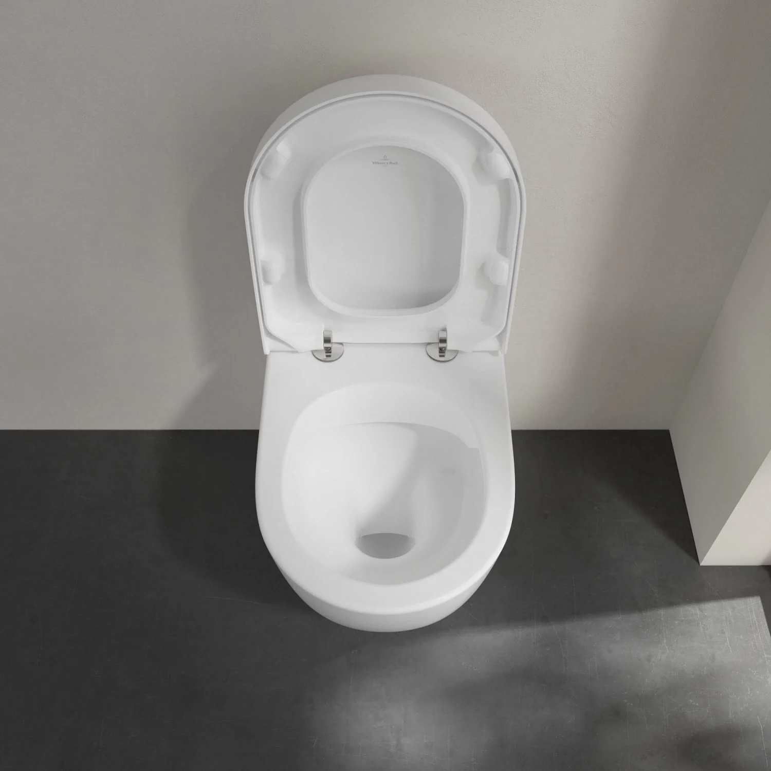Zbliżenie białej toalety wiszącej z góry, Villeroy & Boch