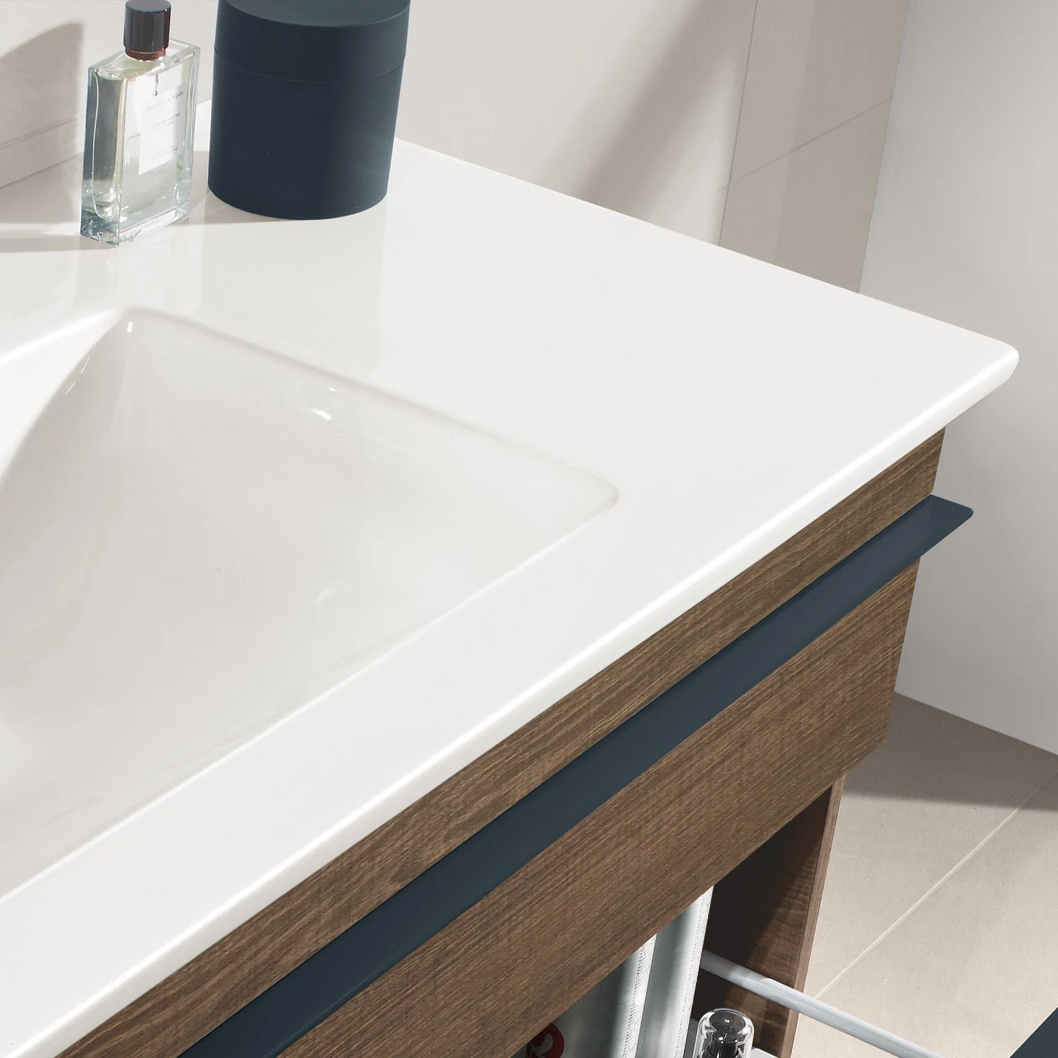 Zbliżenie umywalki z drewnianą szafką, Villeroy & Boch