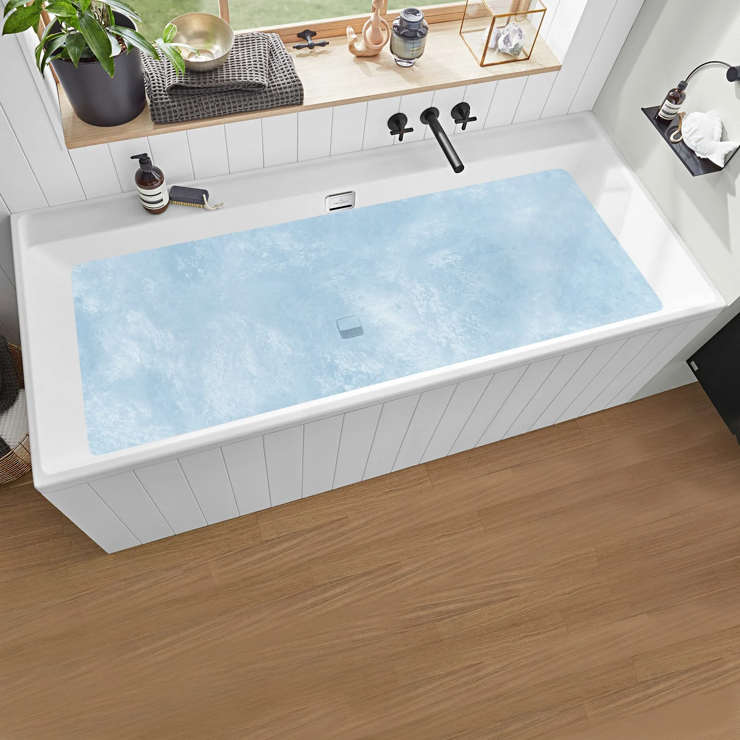 Biała wanna z wodą w łazience, Villeroy & Boch