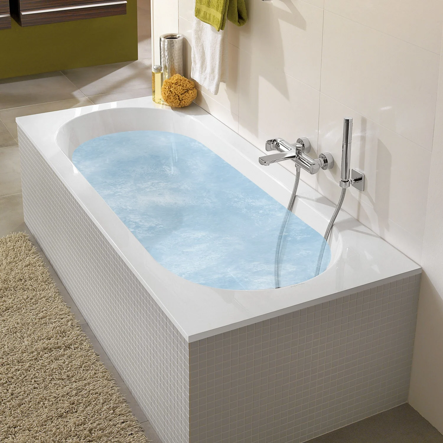 Wanna z hydromasażem w łazience wypełniona wodą, Villeroy & Boch