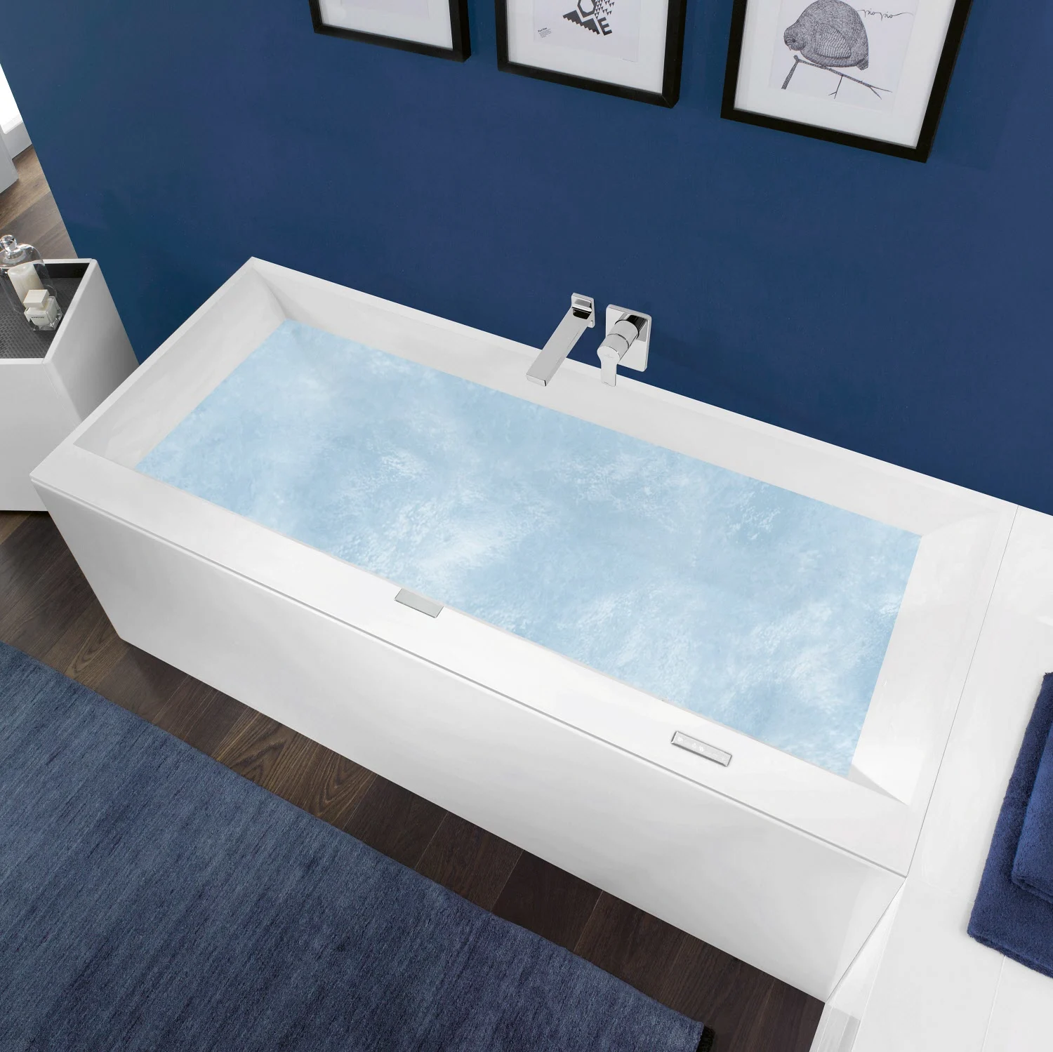 Biała wanna z wodą w nowoczesnej łazience, Villeroy & Boch