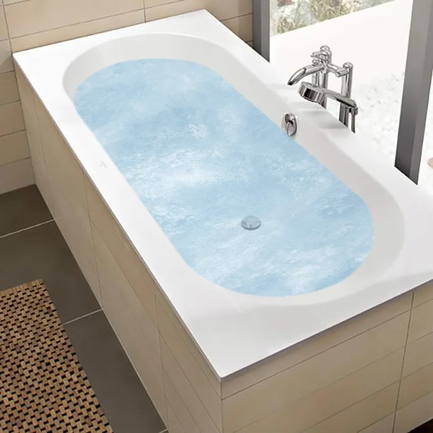 Wanna z hydromasażem w łazience wypełniona wodą, Villeroy & Boch