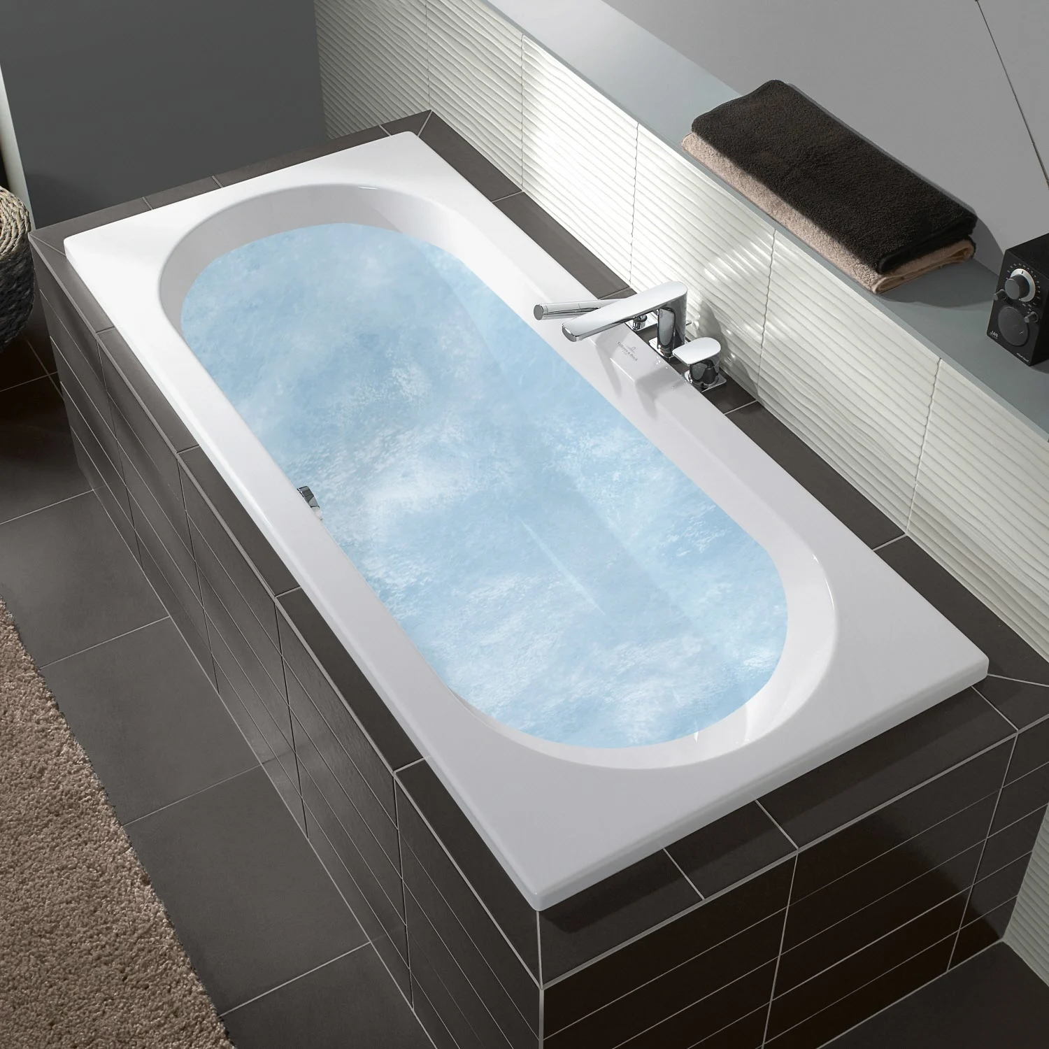 Biała wanna z wodą w łazience, Villeroy & Boch