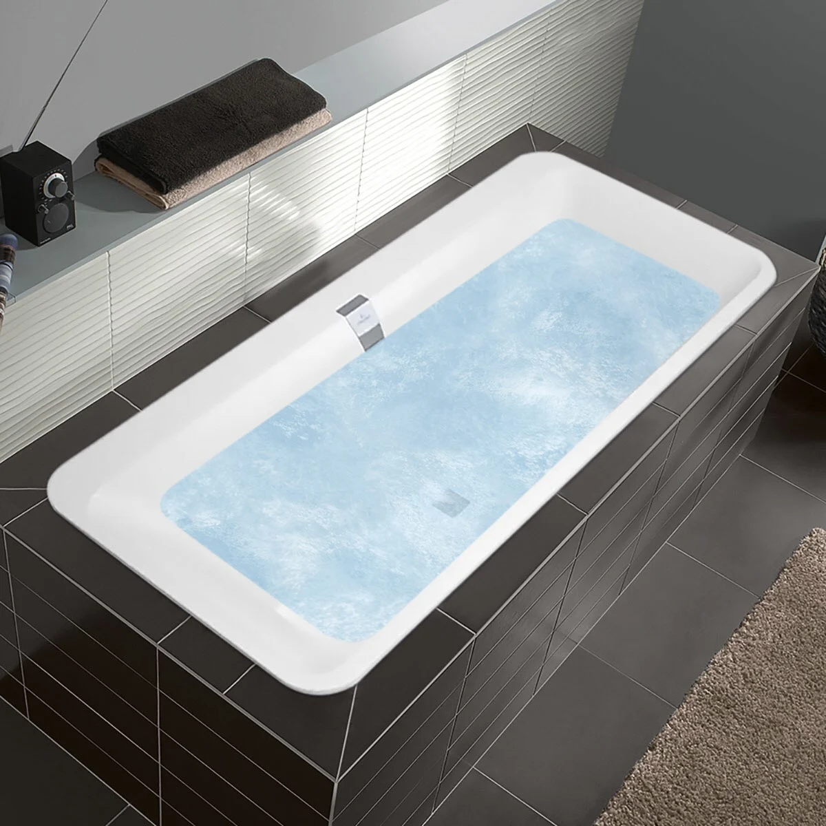 Biała wanna z wodą w nowoczesnej łazience, Villeroy & Boch