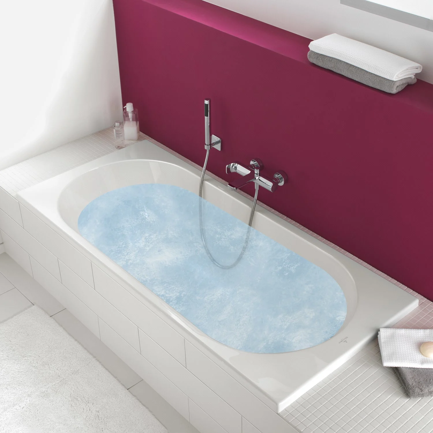 Wanna z hydromasażem w łazience z czerwoną ścianą, Villeroy & Boch