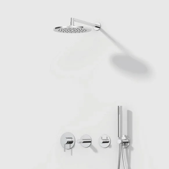 Chromowany zestaw prysznicowy na białej ścianie, Vitra