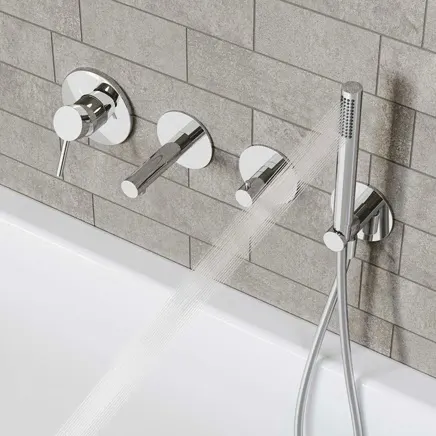 Chromowany zestaw prysznicowy na kafelkowanej ścianie, Vitra