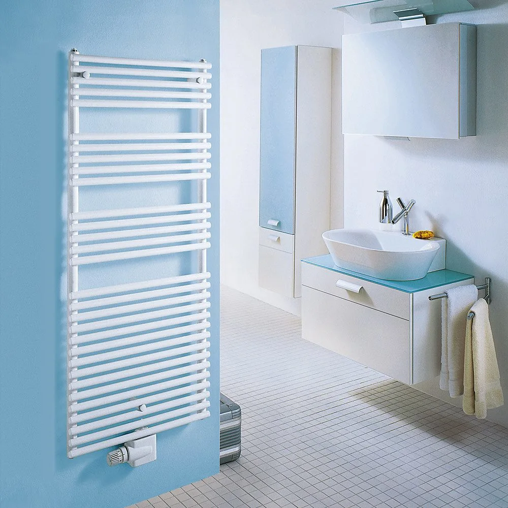 Biały grzejnik łazienkowy na niebieskiej ścianie, Zehnder