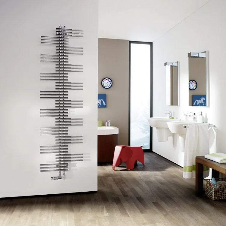 Chromowany grzejnik w stylowej łazience, Zehnder