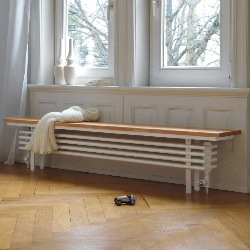 Ławka grzejnikowa pod oknem w salonie, Zehnder