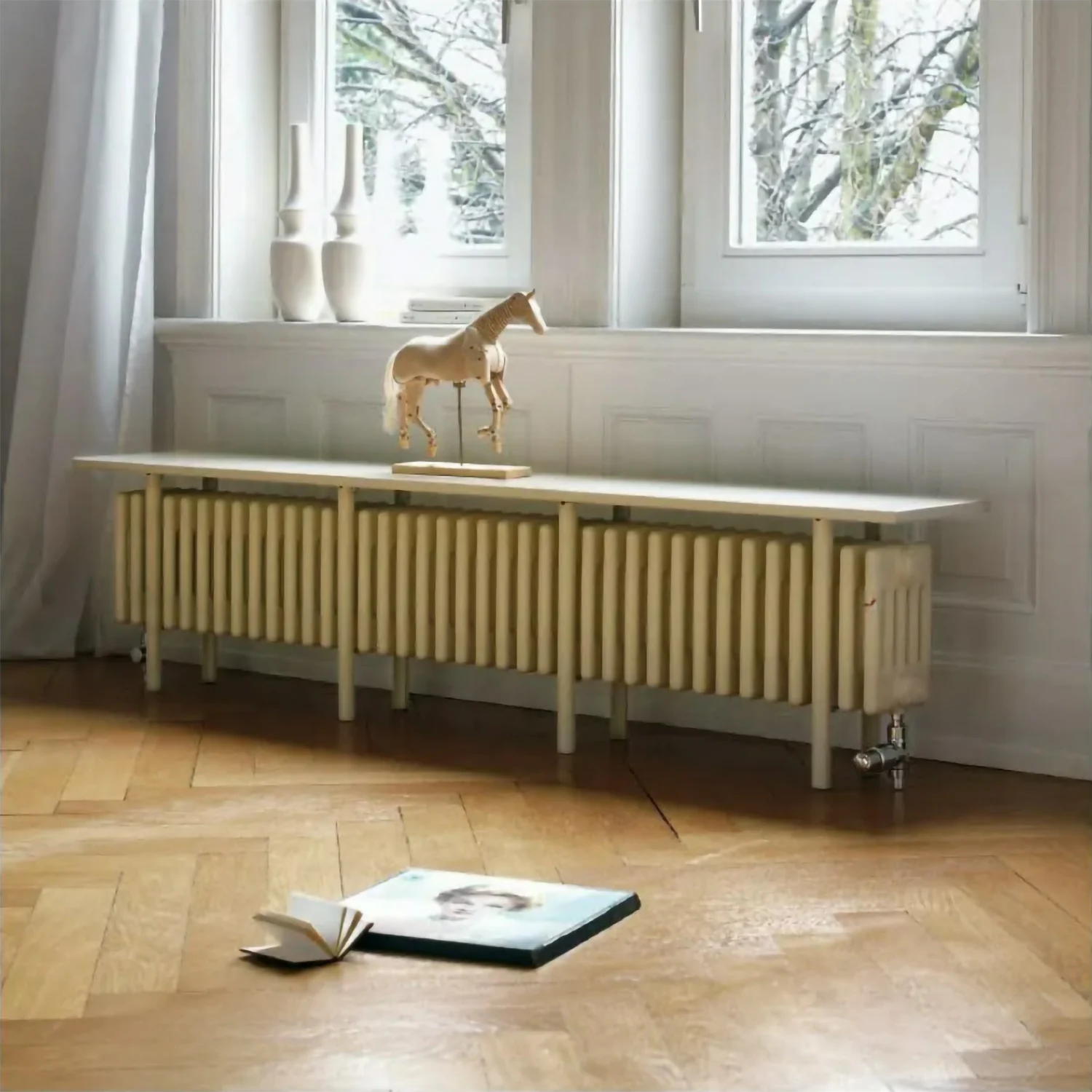 Ławka grzejnikowa w salonie z drewnianą podłogą, Zehnder