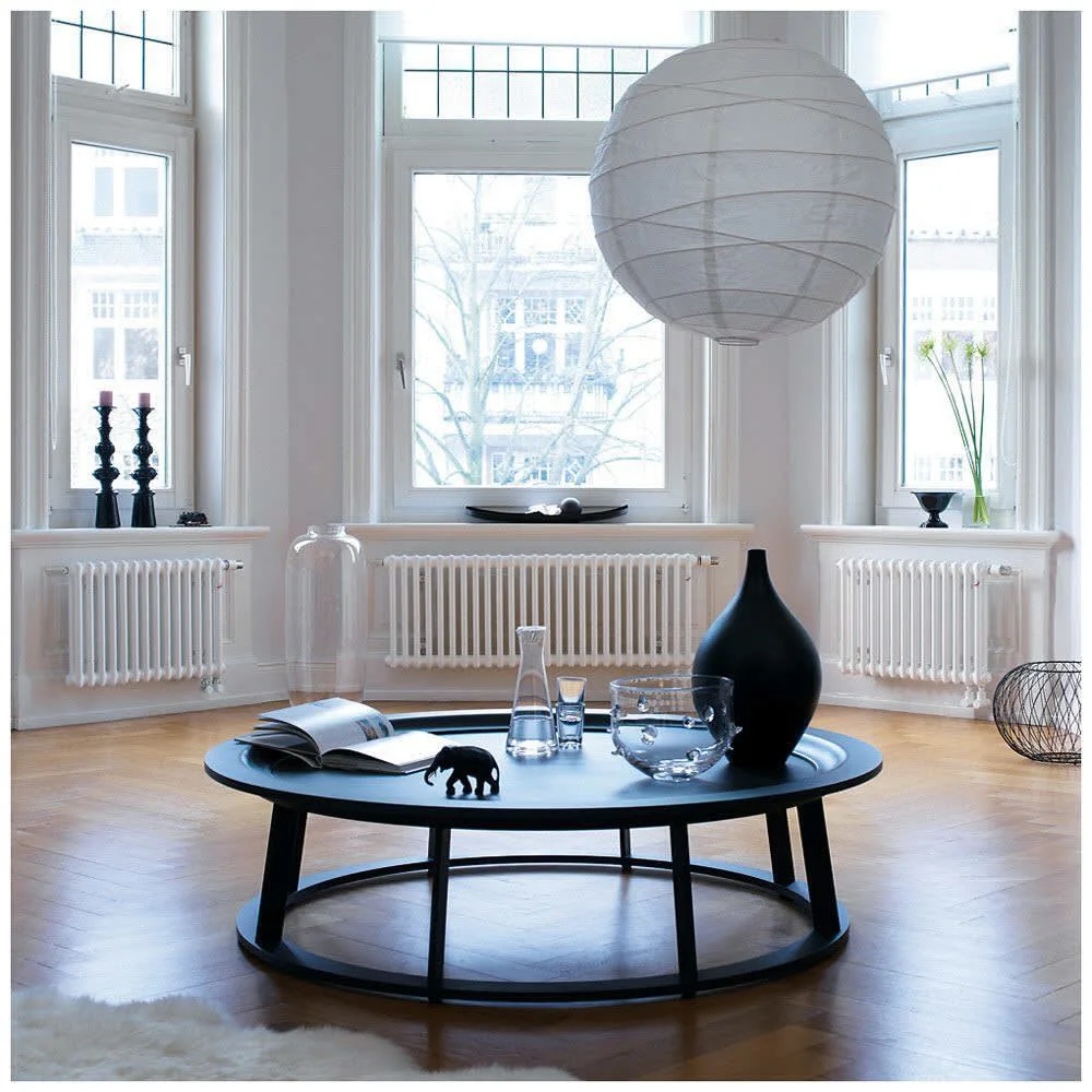Salon z grzejnikiem i stołem, Zehnder