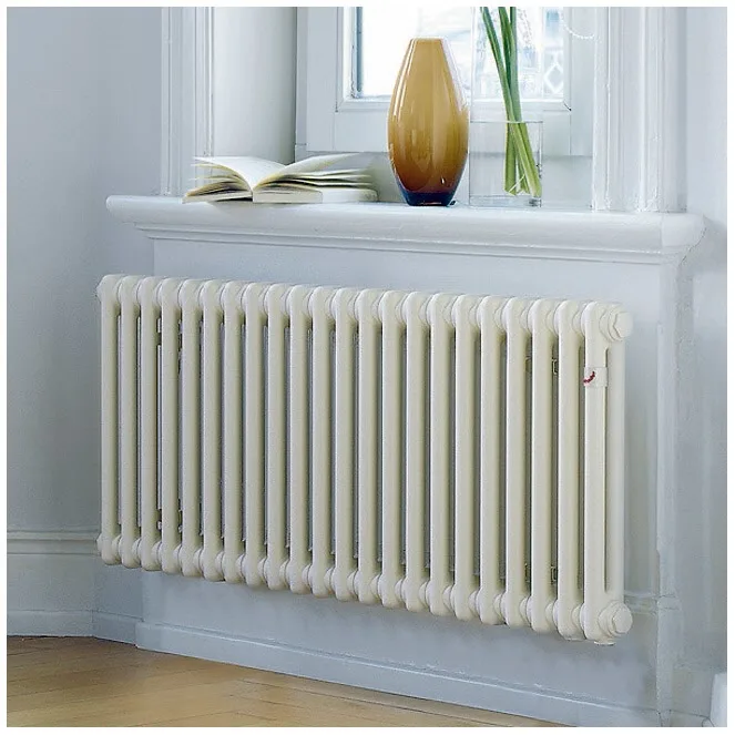 Biały grzejnik pod parapetem w pokoju, Zehnder