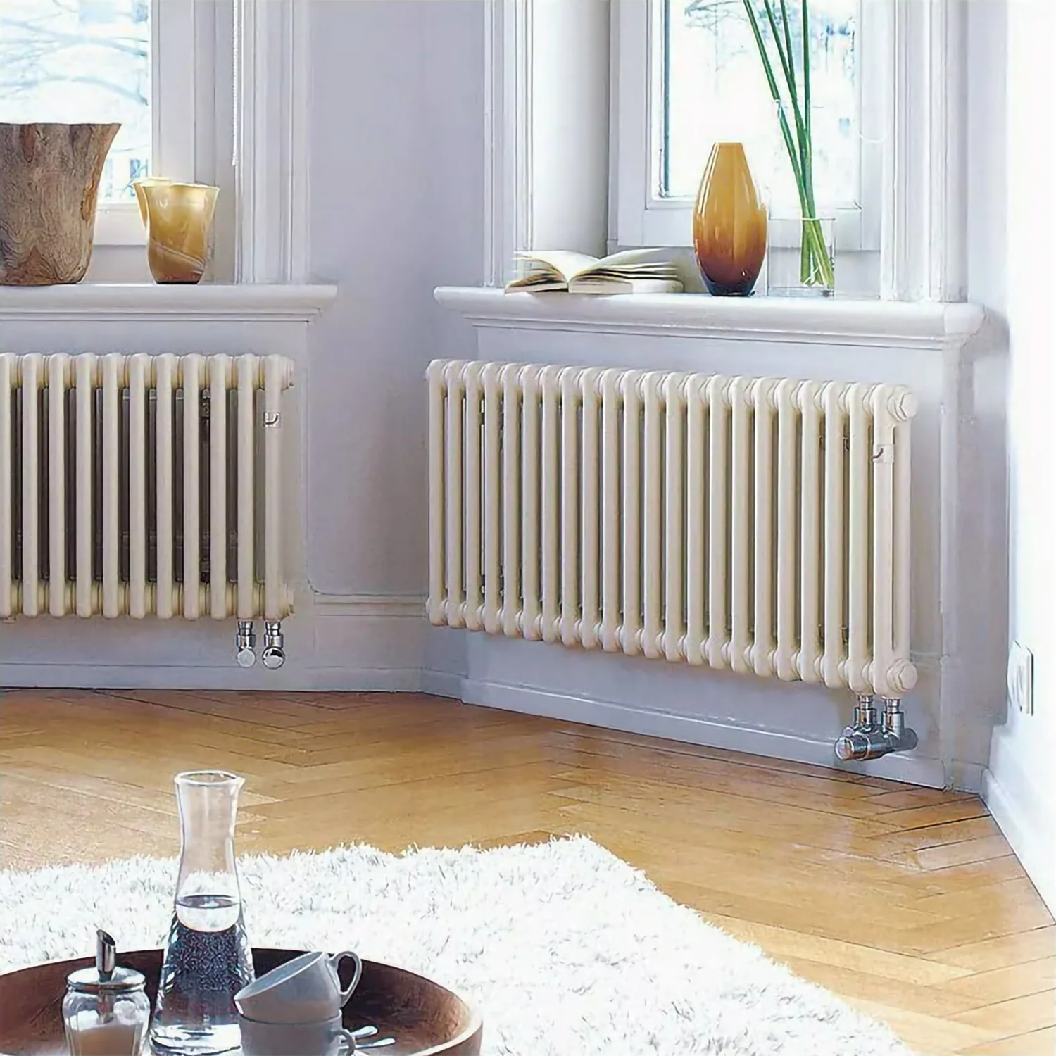 Dwa grzejniki pod oknami w salonie, Zehnder
