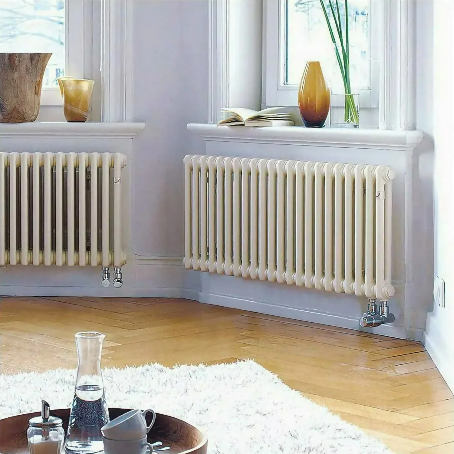 Salon z białymi grzejnikami pod oknami, Zehnder