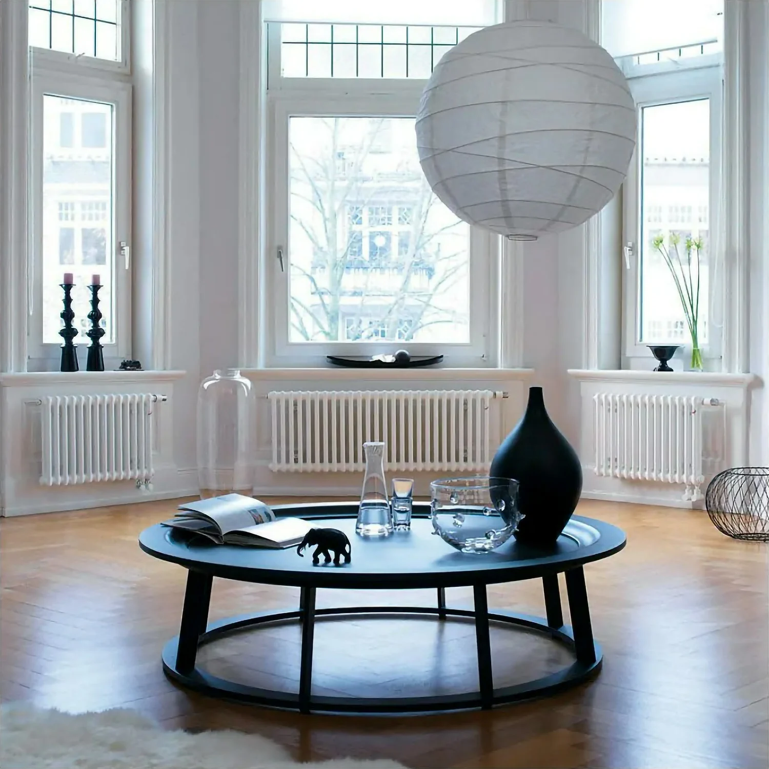 Salon z grzejnikiem i dużym oknem, Zehnder