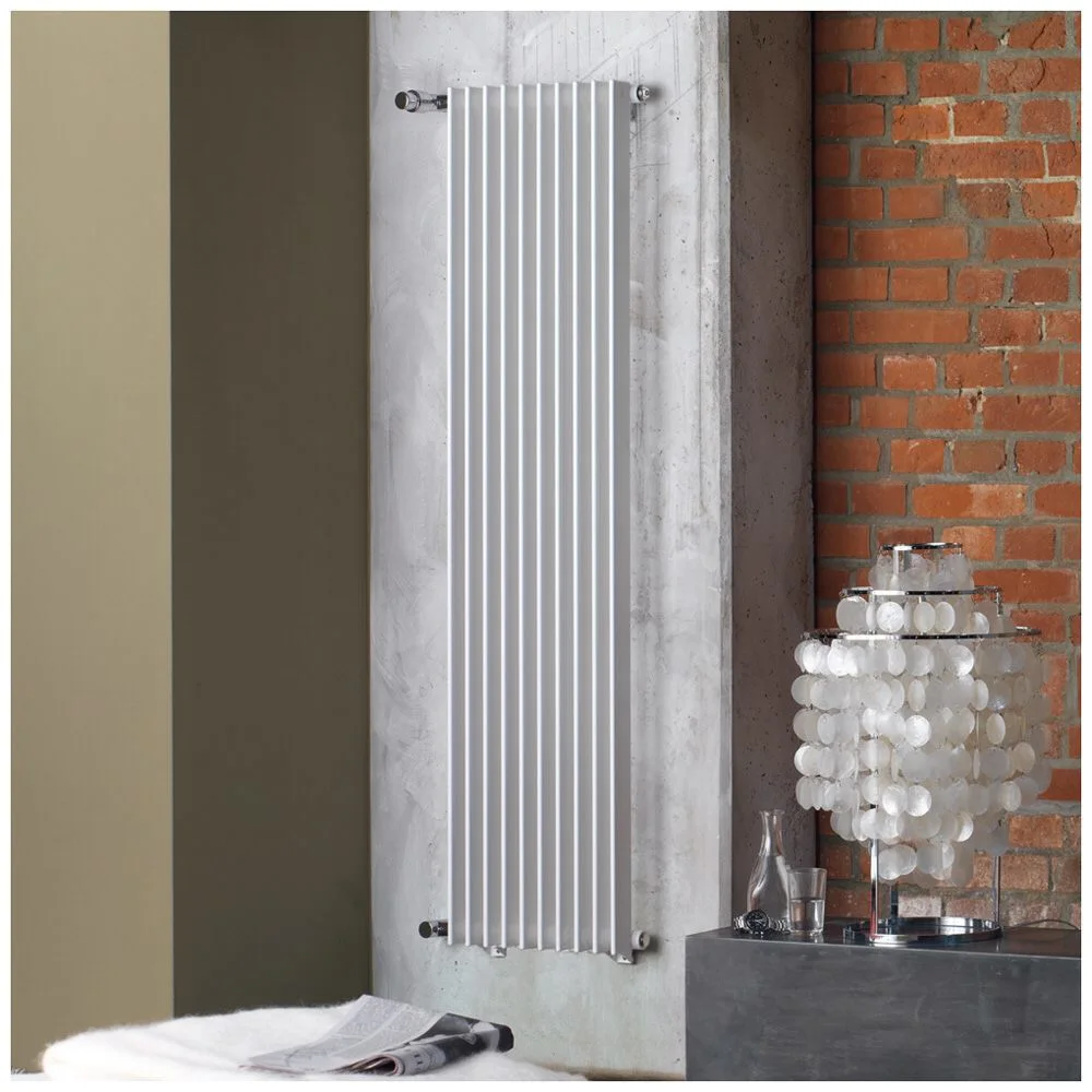 Biały grzejnik na ceglanej ścianie, Zehnder
