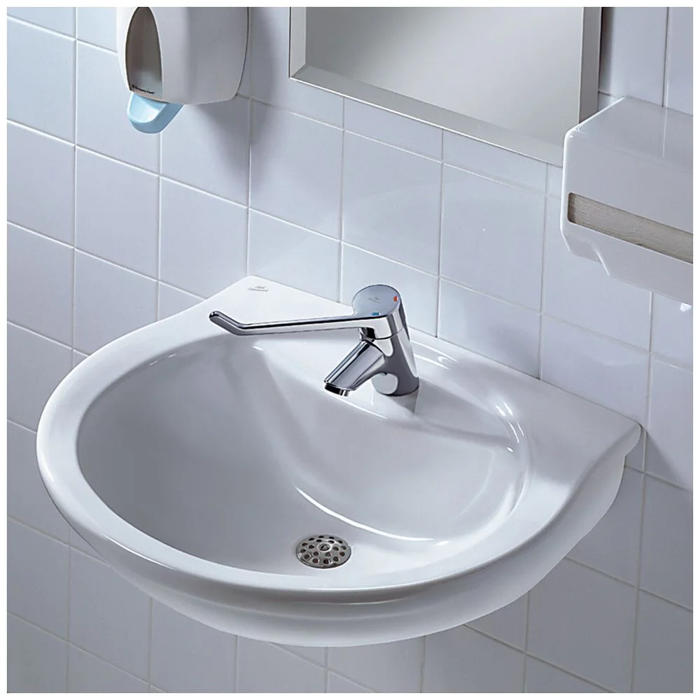 Zbliżenie na umywalkę z kranem, Ideal Standard