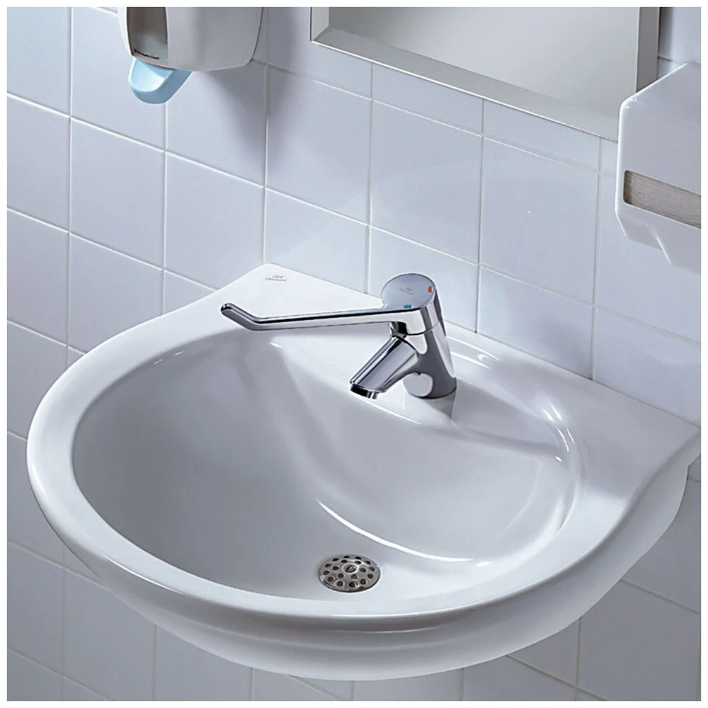 Zbliżenie na umywalkę z kranem, Ideal Standard
