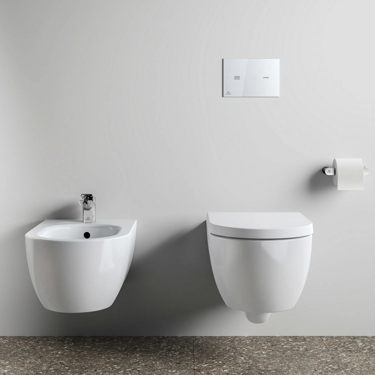 Łazienka z białą toaletą i bidetem, Ideal Standard