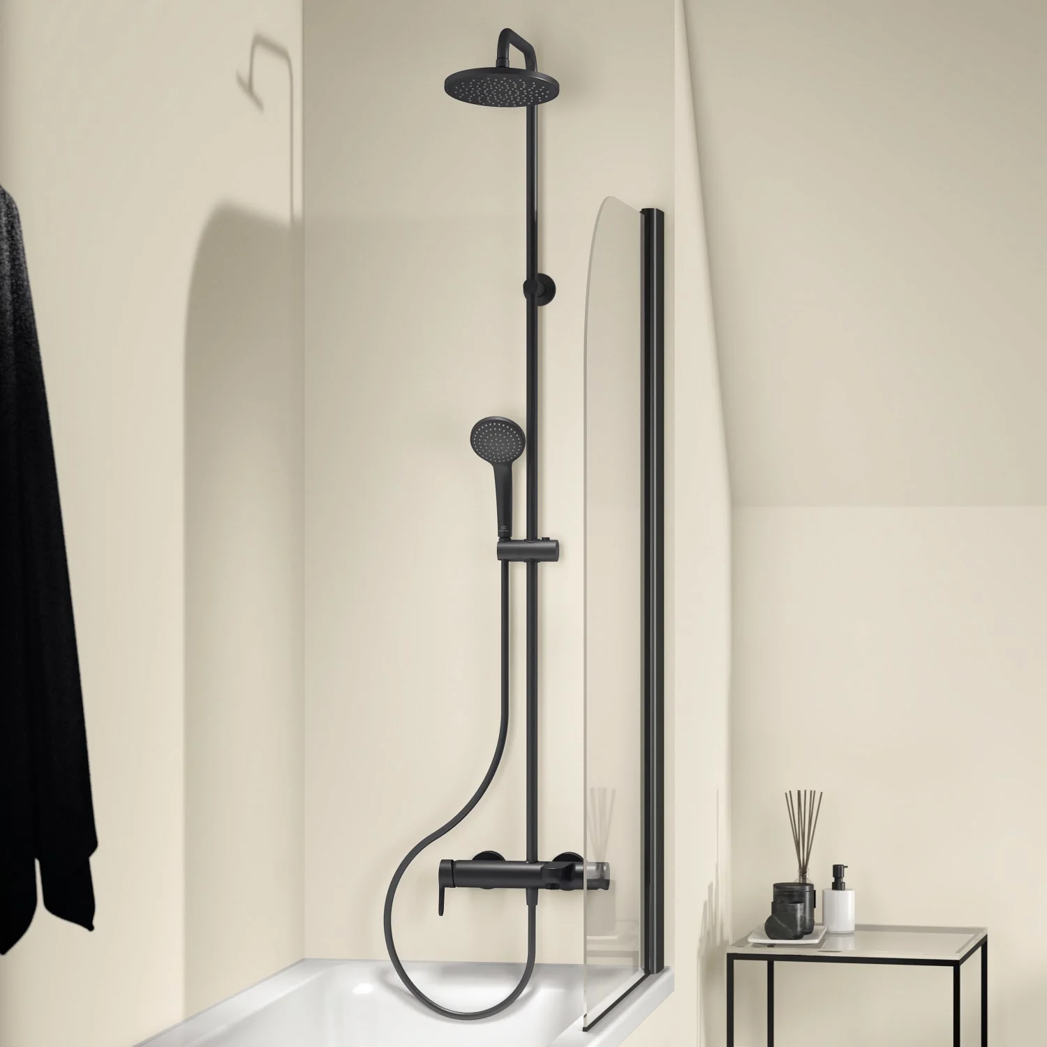 System prysznicowy zainstalowany w nowoczesnej łazience, Ideal Standard