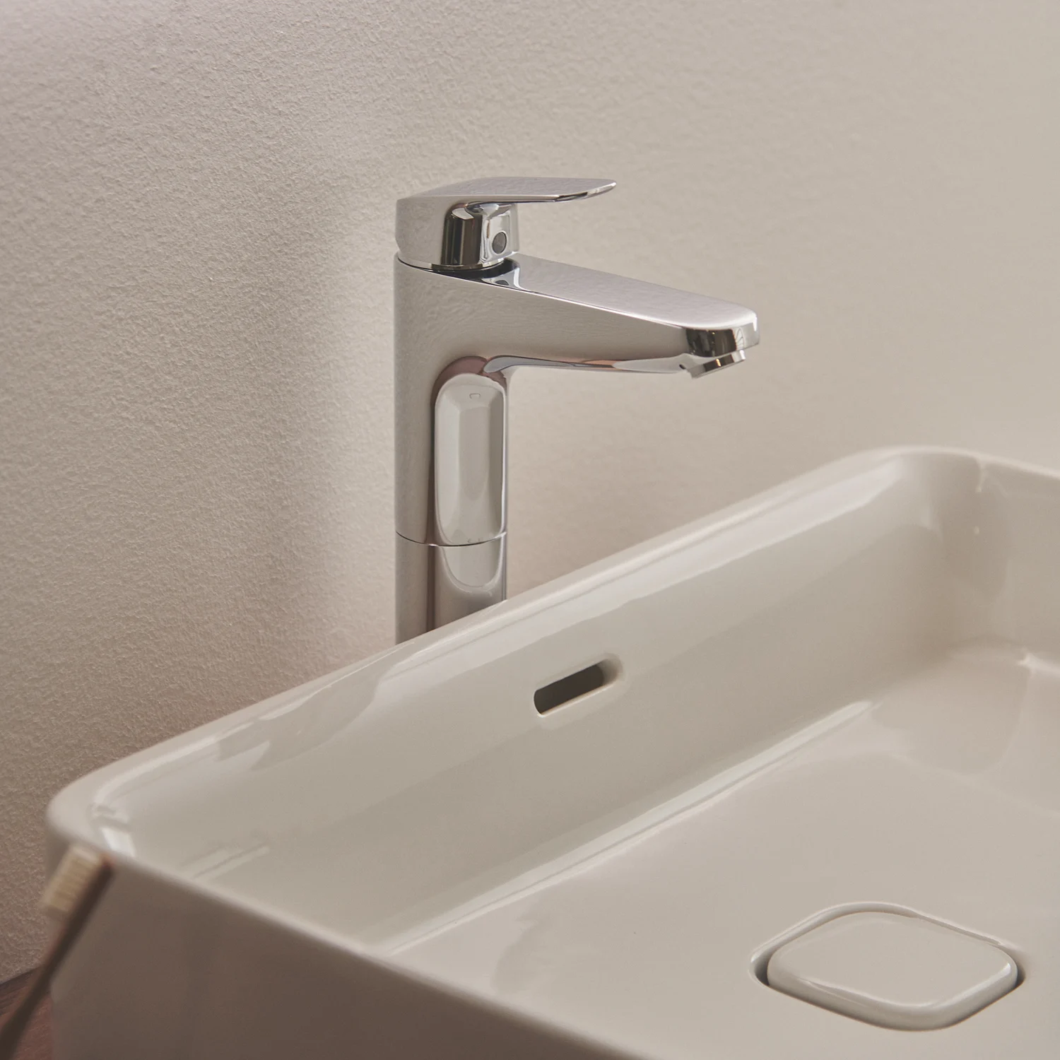 Zbliżenie baterii umywalkowej obok zlewu, Ideal Standard
