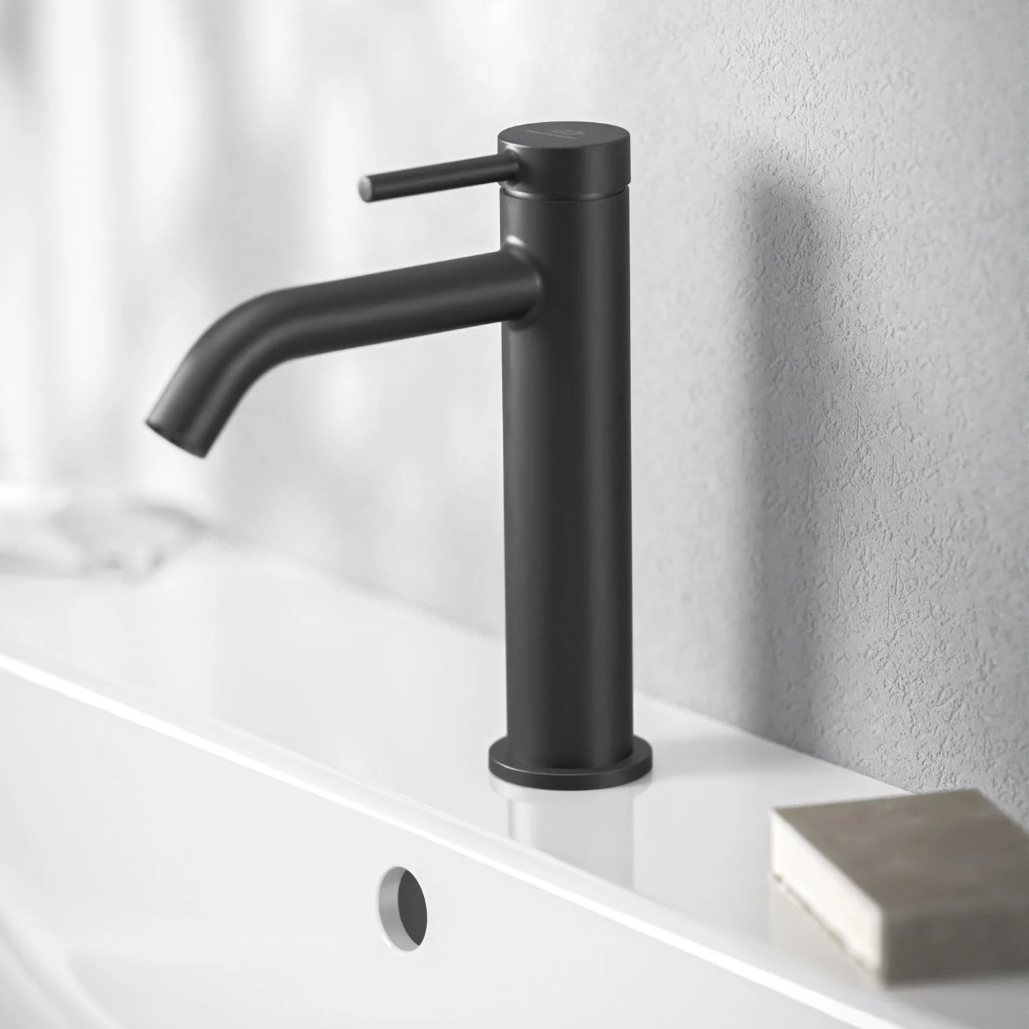 Bateria umywalkowa Ideal Standard Ceraline Nuovo BlueStart, wysięg 13,5 cm, z zaworem typu „push-open”