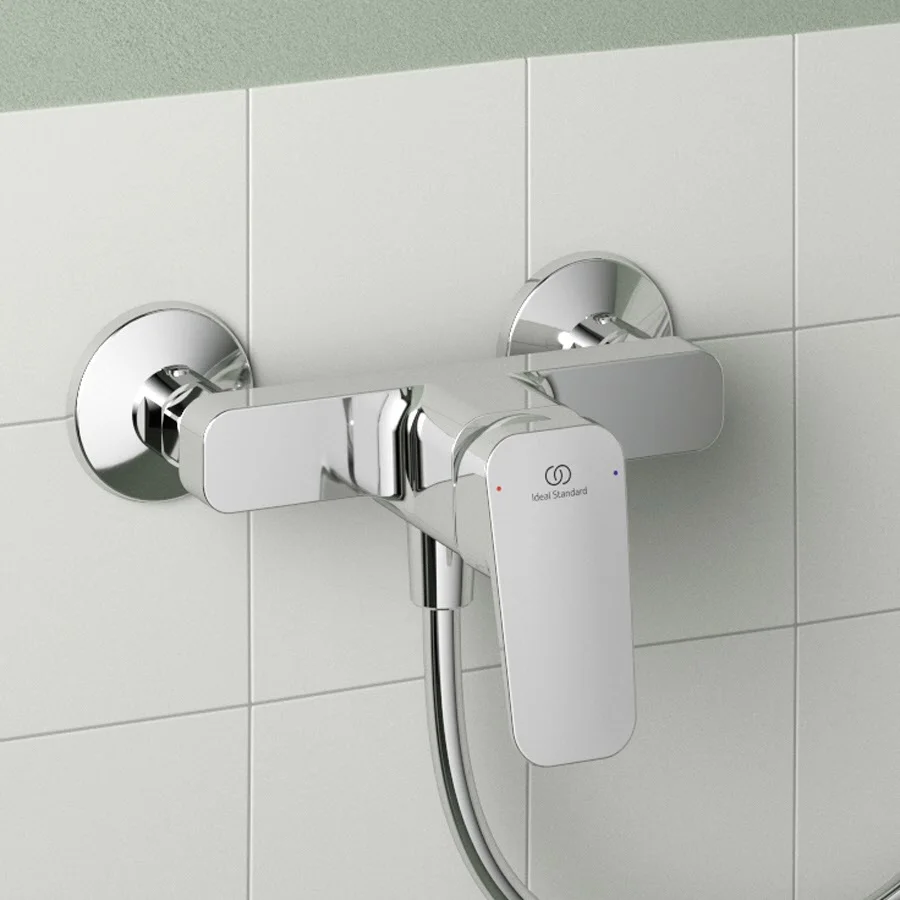 Chromowana bateria wannowa na kafelkowanej ścianie, Ideal Standard