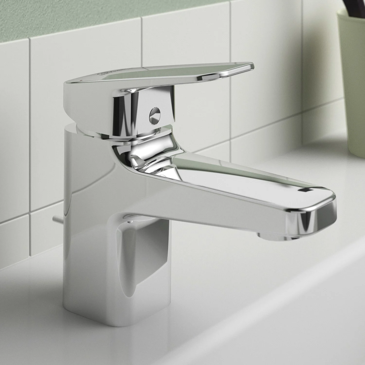 Chromowana bateria umywalkowa z bliska w łazience, Ideal Standard