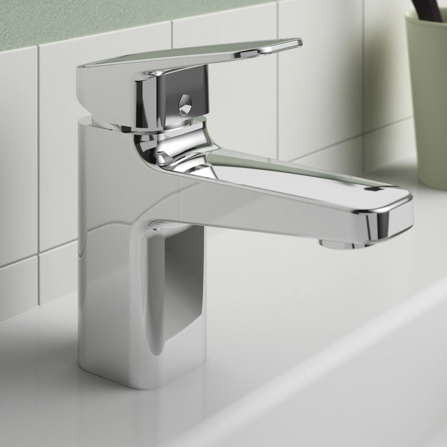 Chromowana bateria umywalkowa z bliska w łazience, Ideal Standard