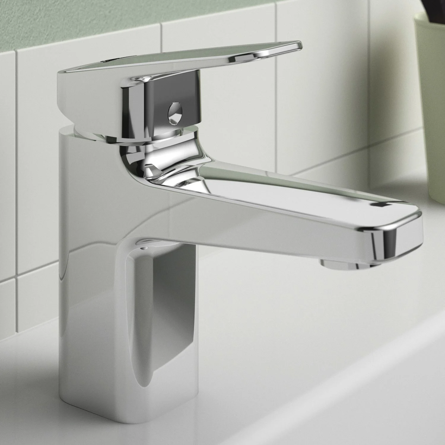 Chromowana bateria umywalkowa z bliska w łazience, Ideal Standard